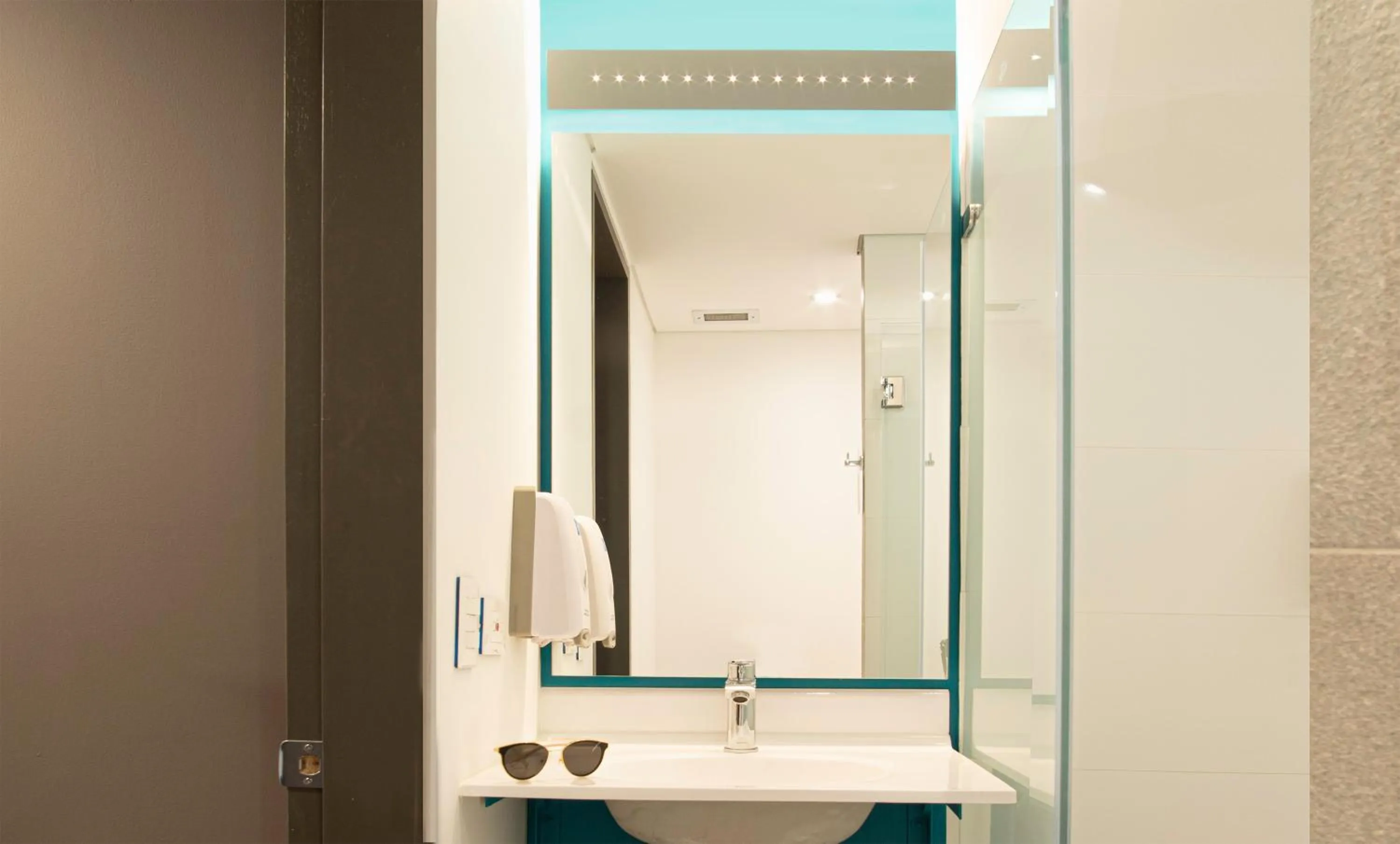 Bathroom in ibis budget Bogota Marly