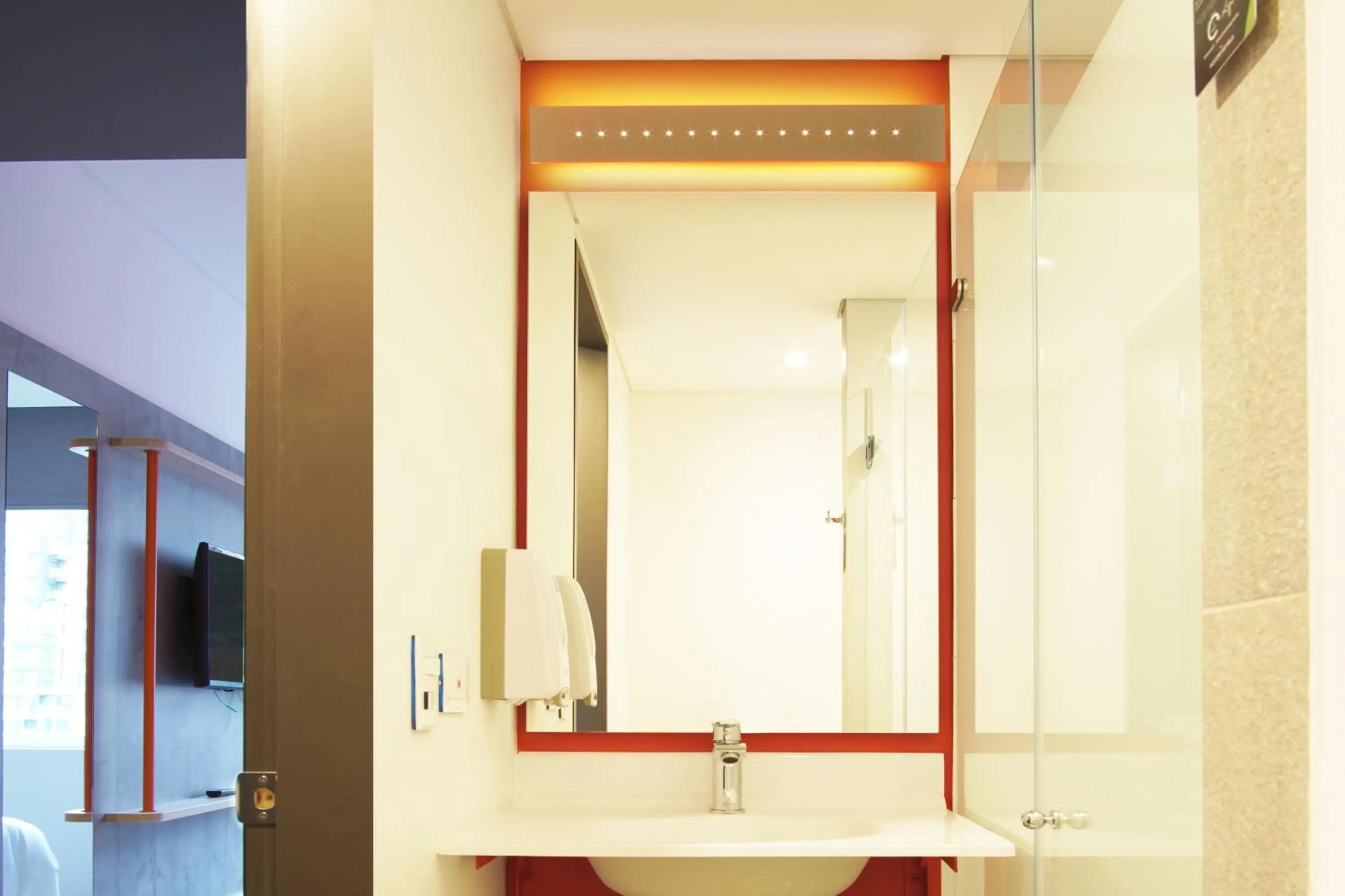 Bathroom in ibis budget Bogota Marly