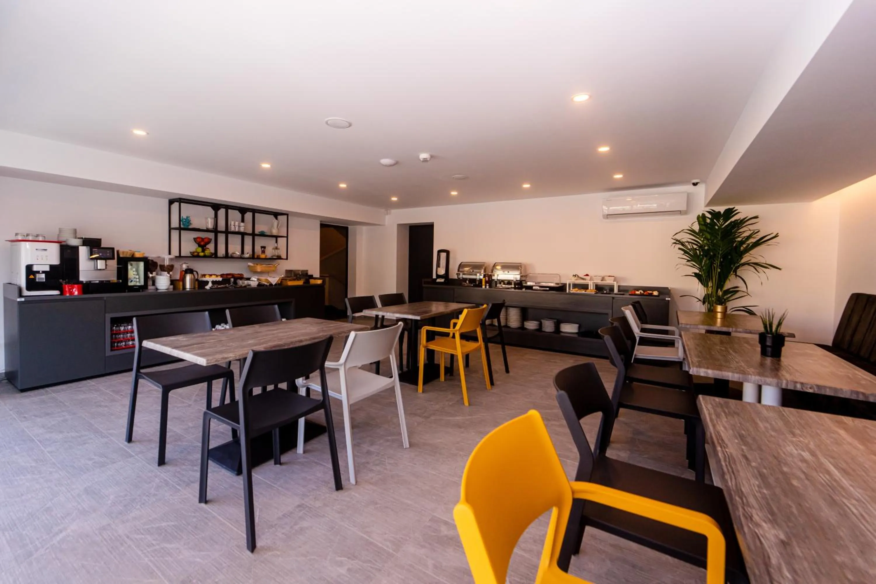 Restaurant/places to eat in Hotel Vigo