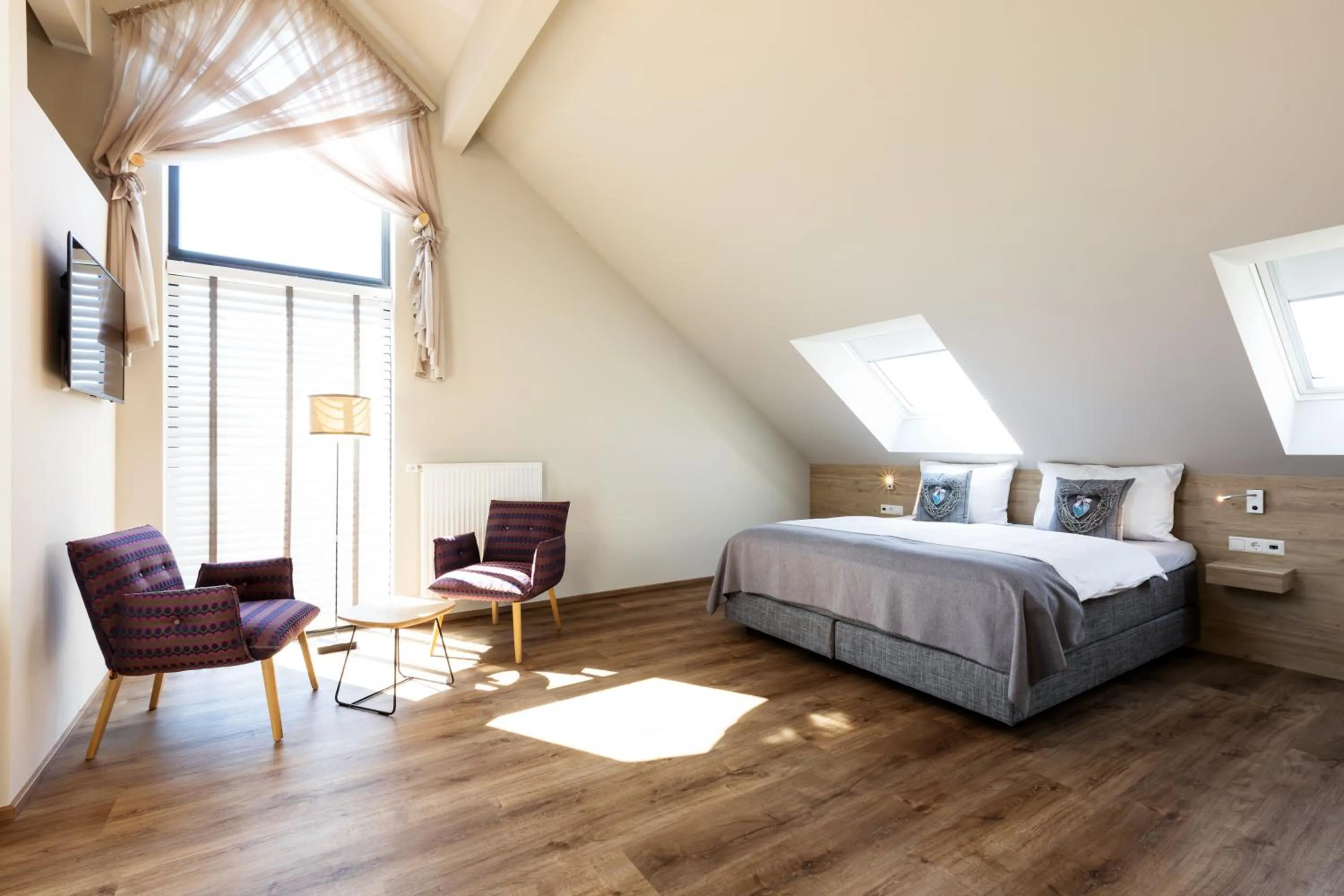 Shower, Bed in Hotel Martha