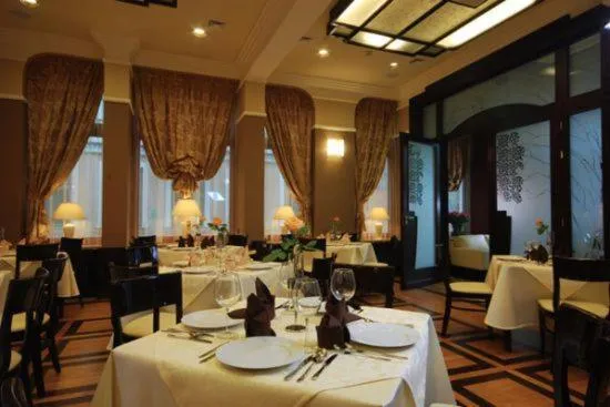 Restaurant/places to eat in Hotel Victoria