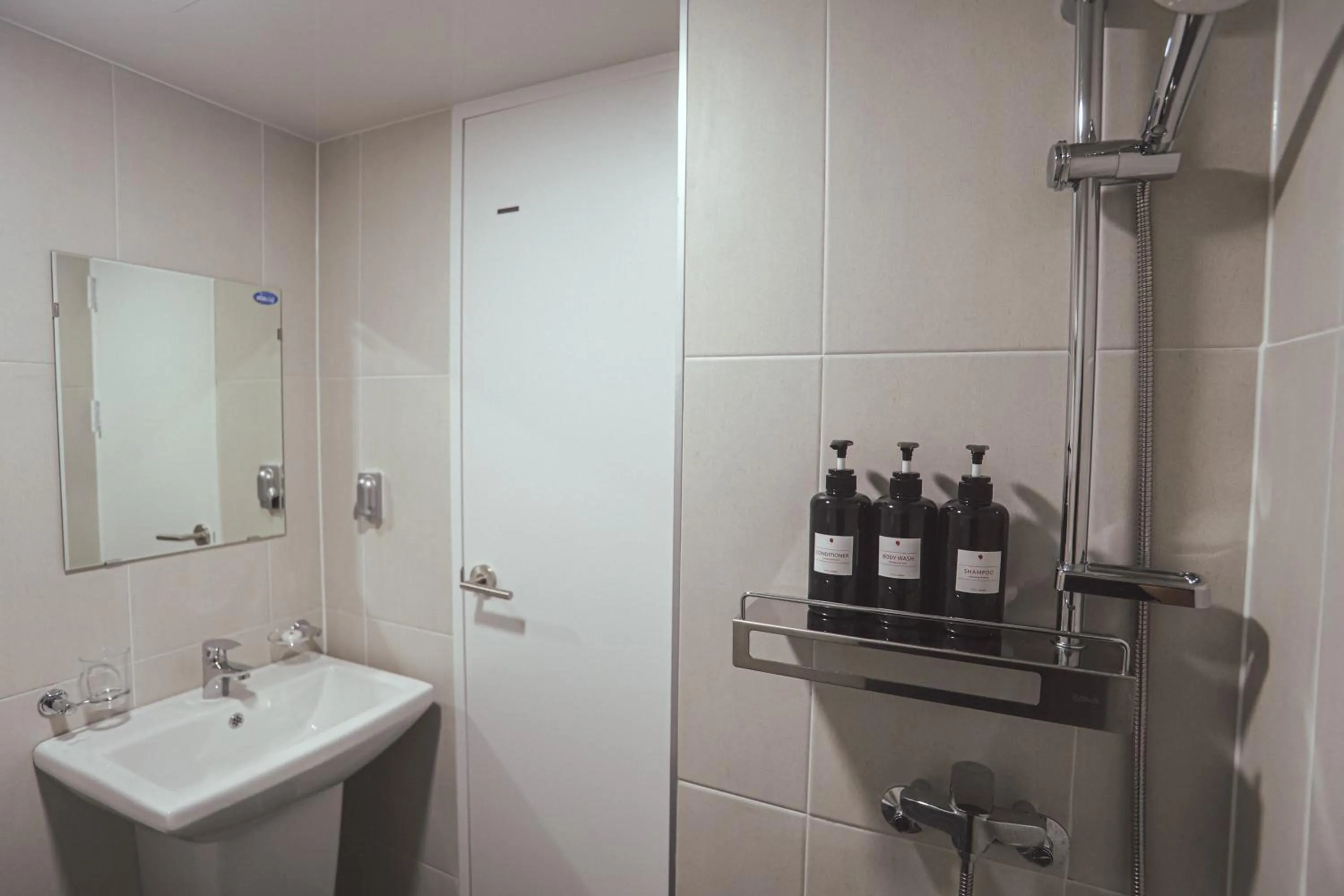 Shower in Kenny Stay Jeju Mosulpo