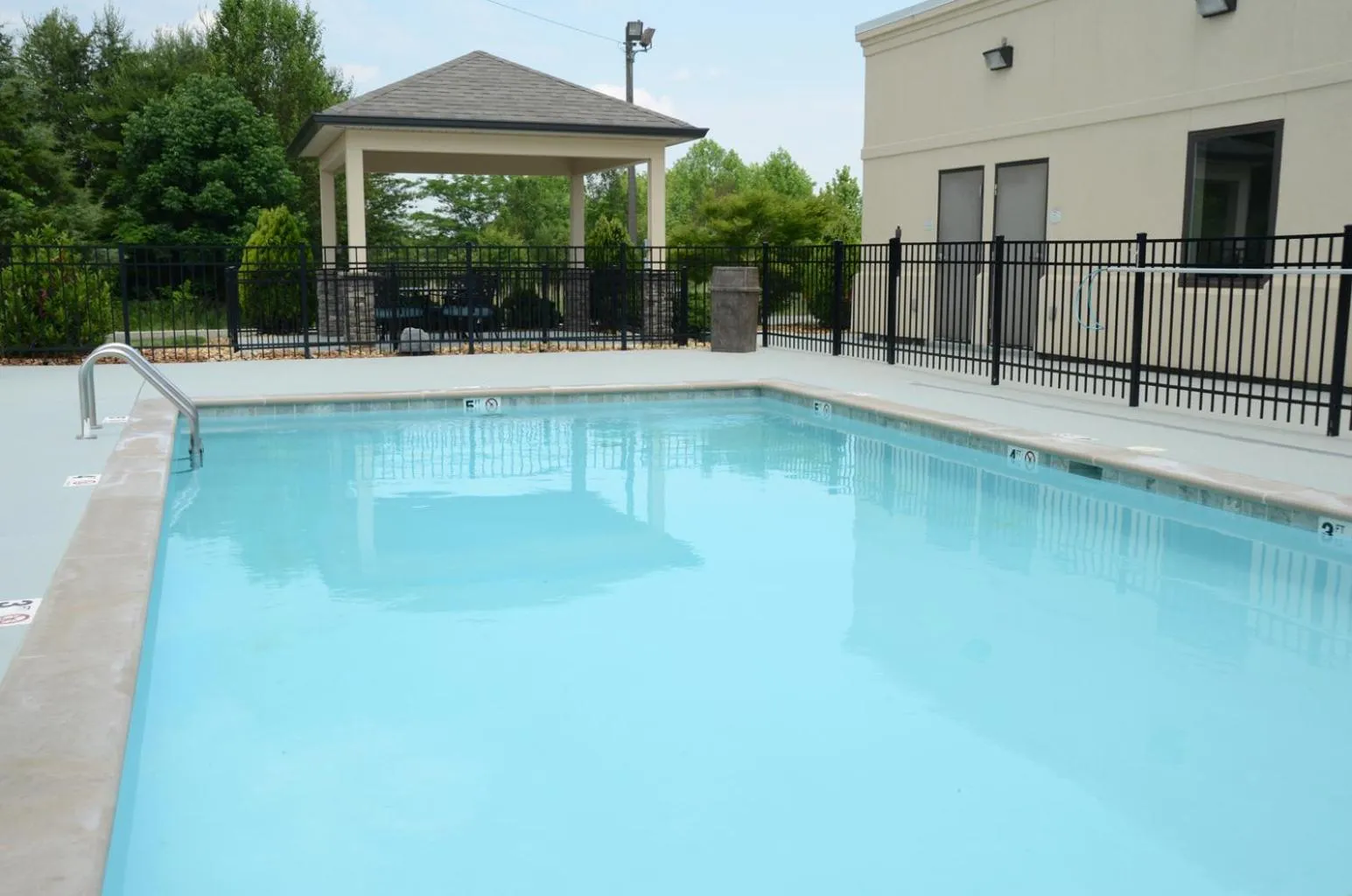 Swimming pool in Baymont by Wyndham Clarksville