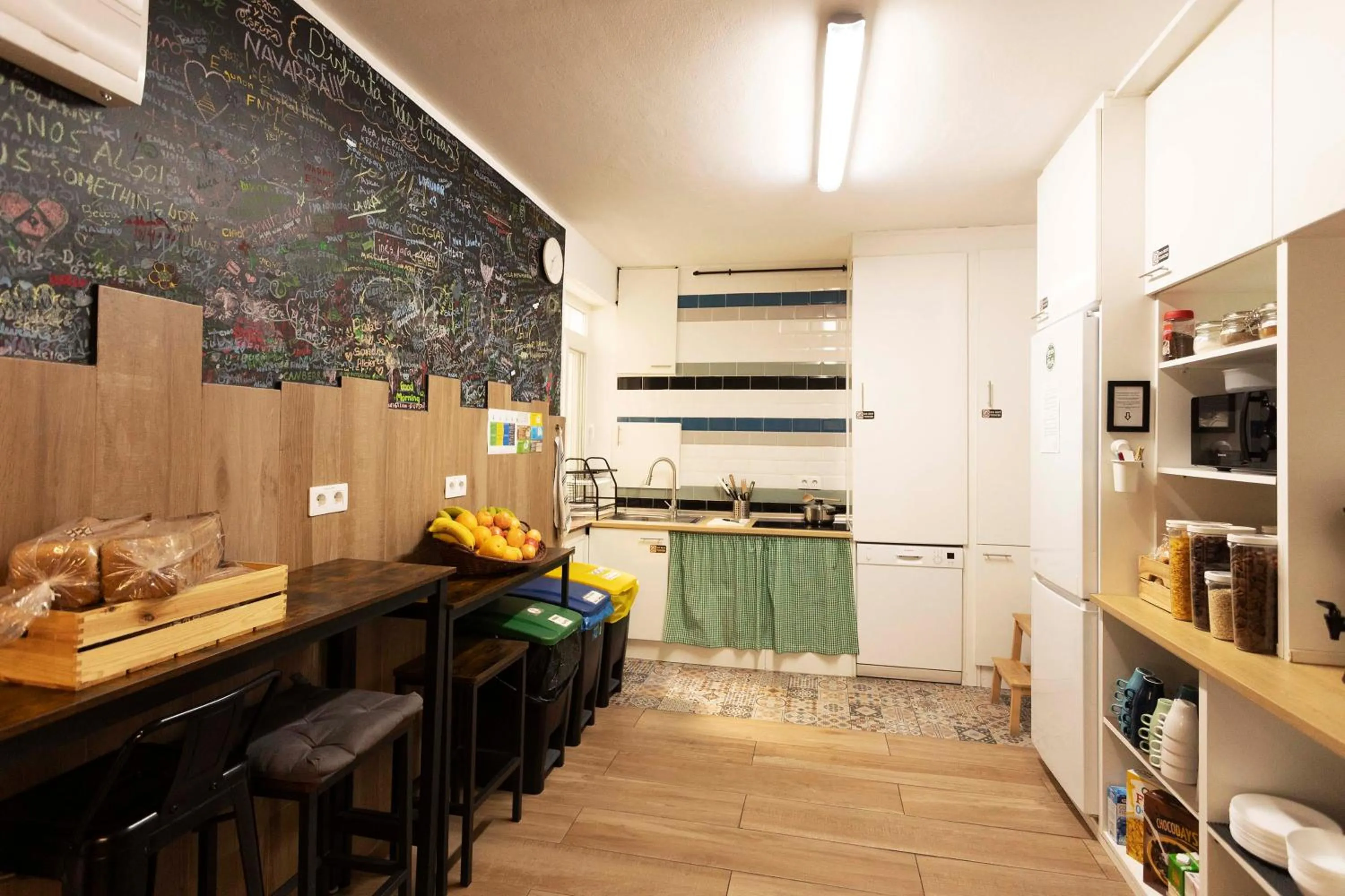 Communal kitchen in Green Hostel Oviedo