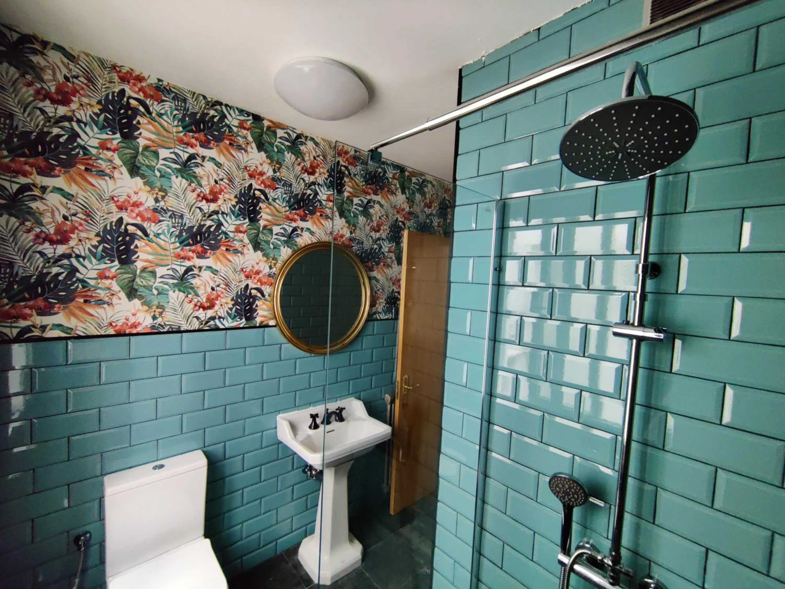 Shower in Green Hostel Oviedo