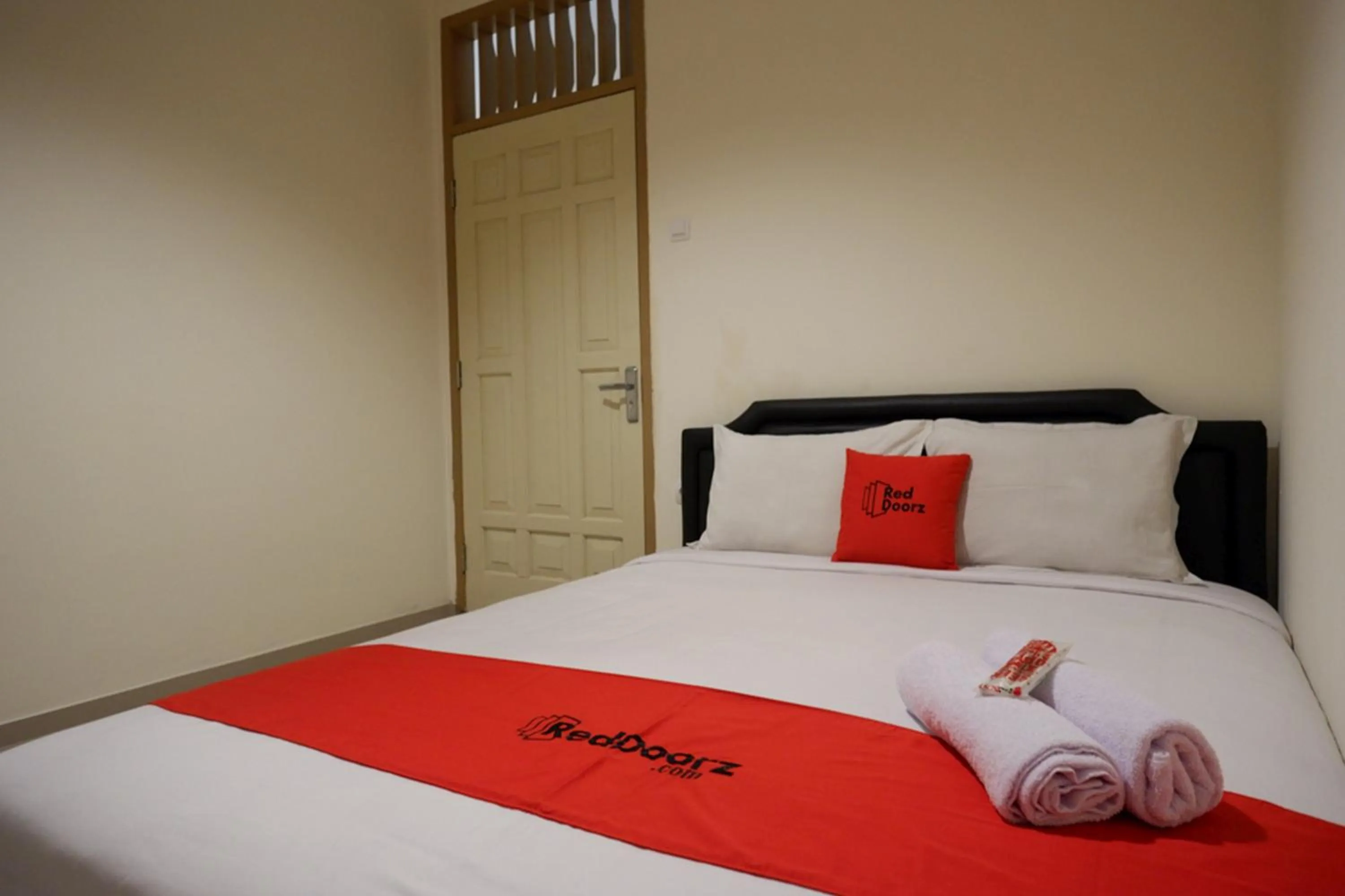 Bedroom, Bed in RedDoorz near Ambarrukmo Plaza Mall