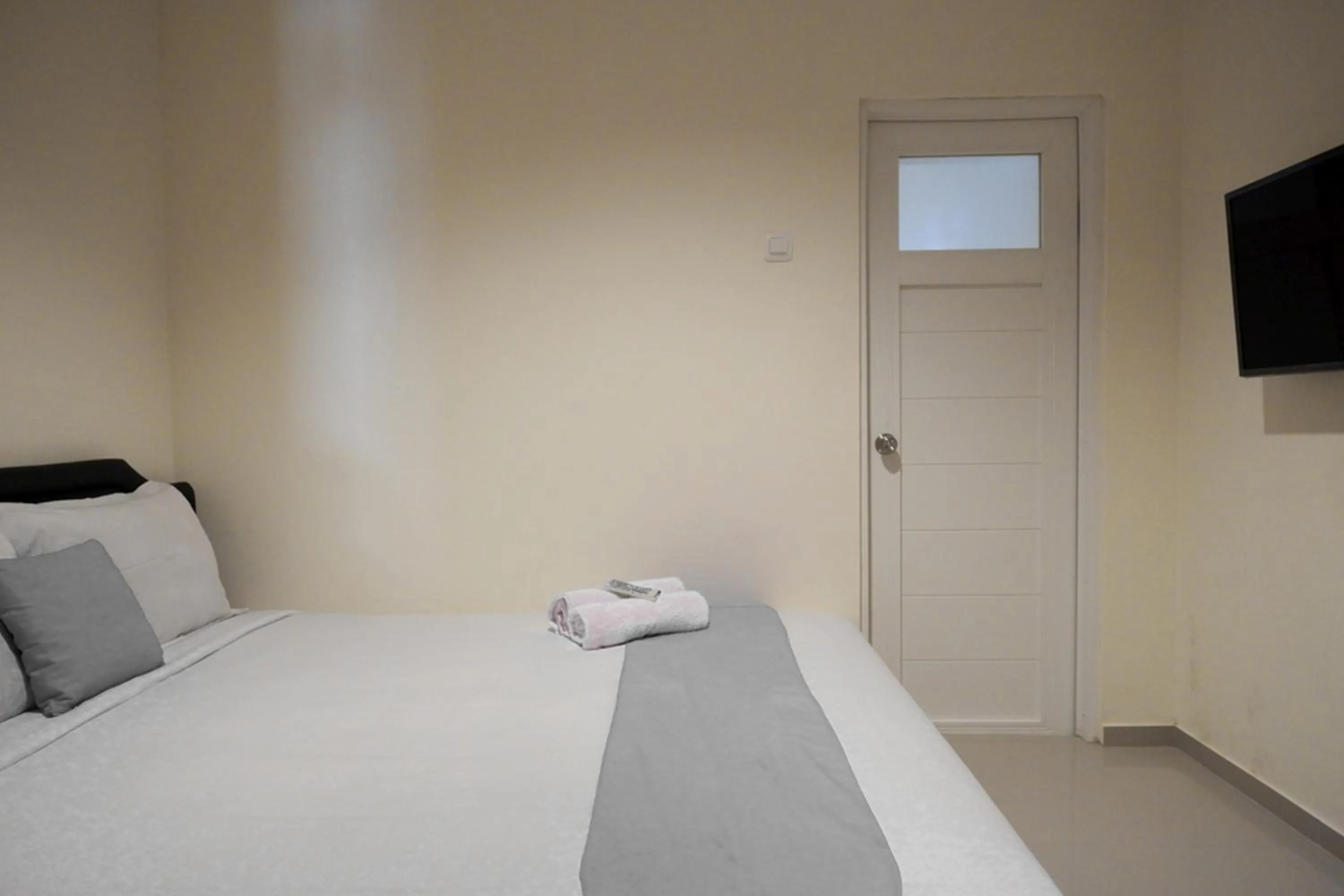 Bedroom, Bed in RedDoorz near Ambarrukmo Plaza Mall