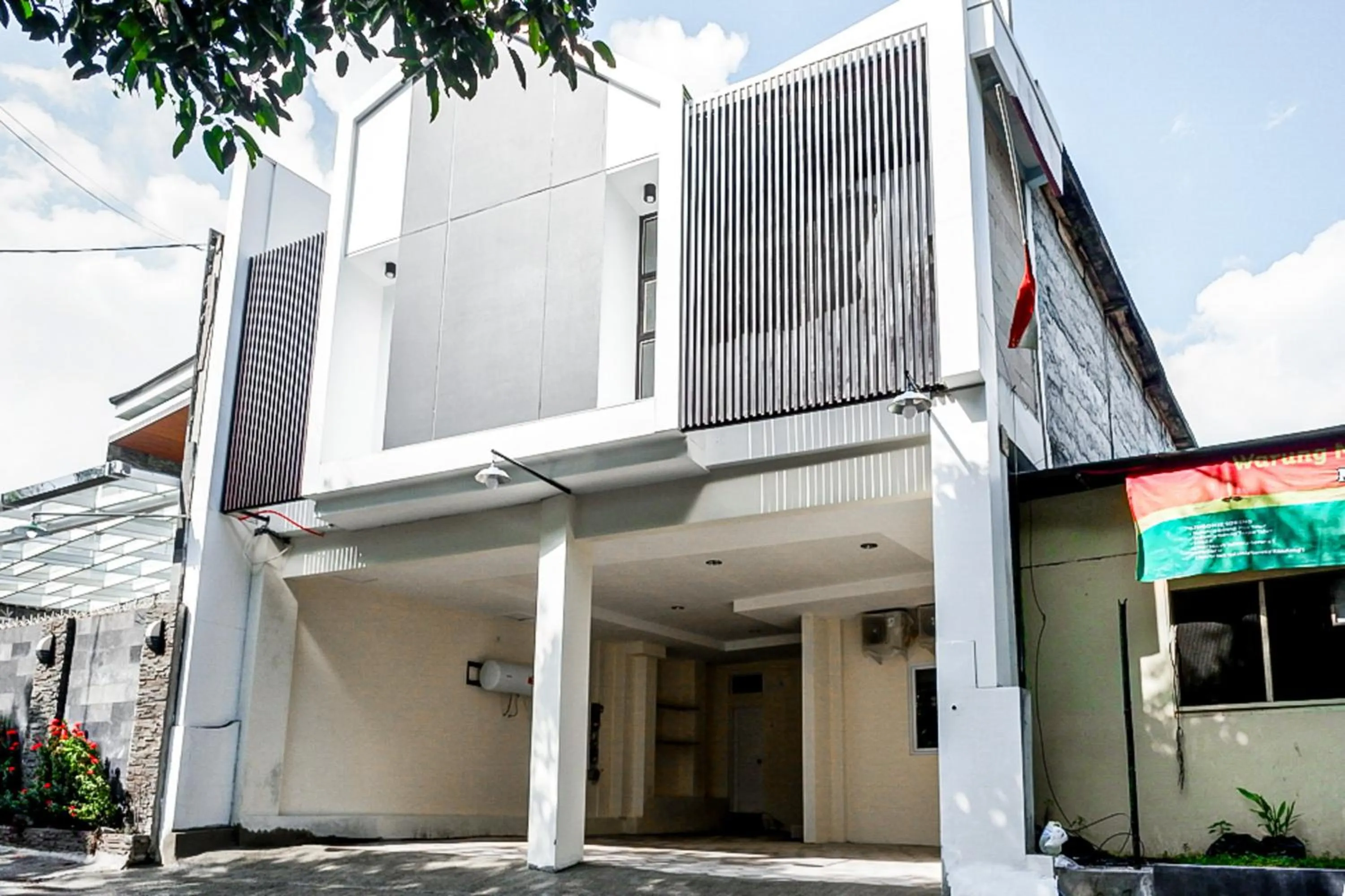 Facade/entrance in RedDoorz near Ambarrukmo Plaza Mall