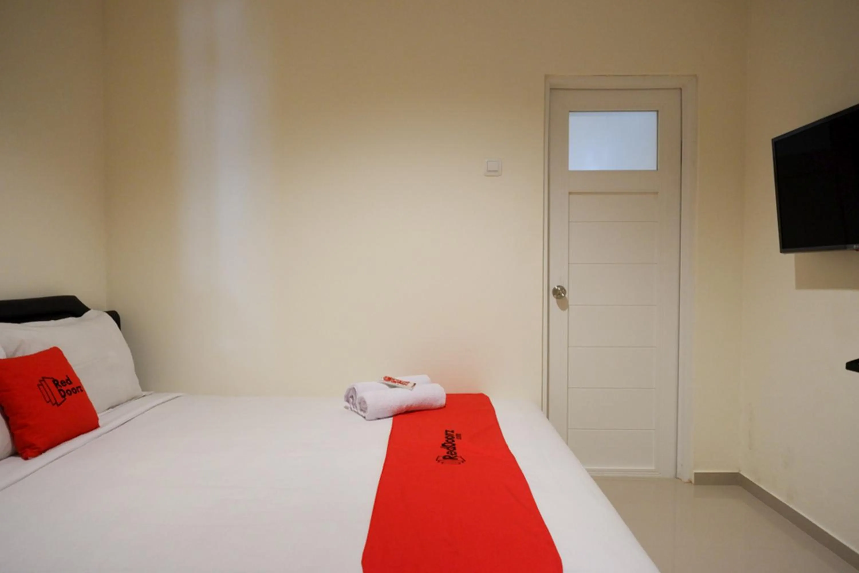Bedroom, Bed in RedDoorz near Ambarrukmo Plaza Mall