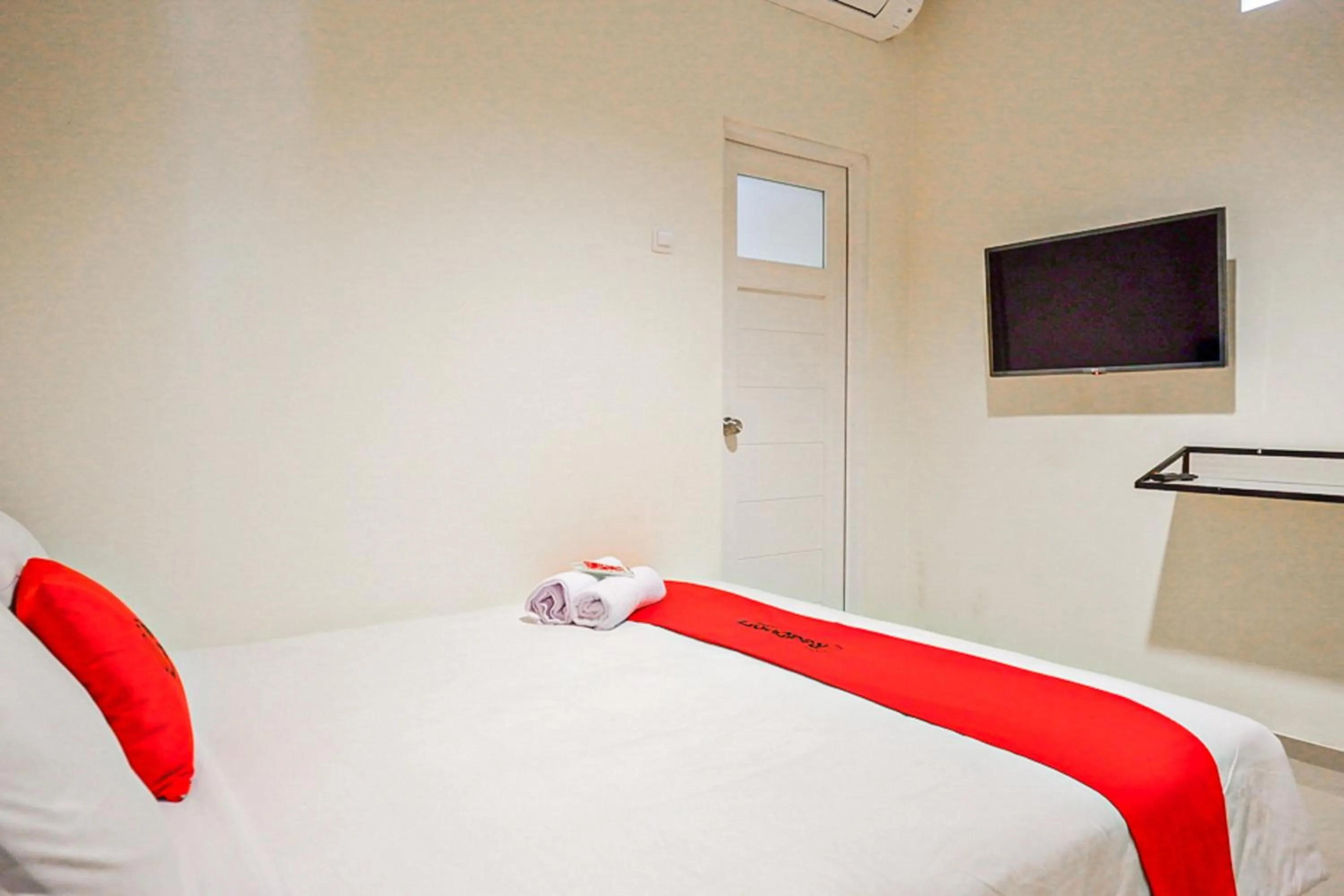 Bedroom, Bed in RedDoorz near Ambarrukmo Plaza Mall