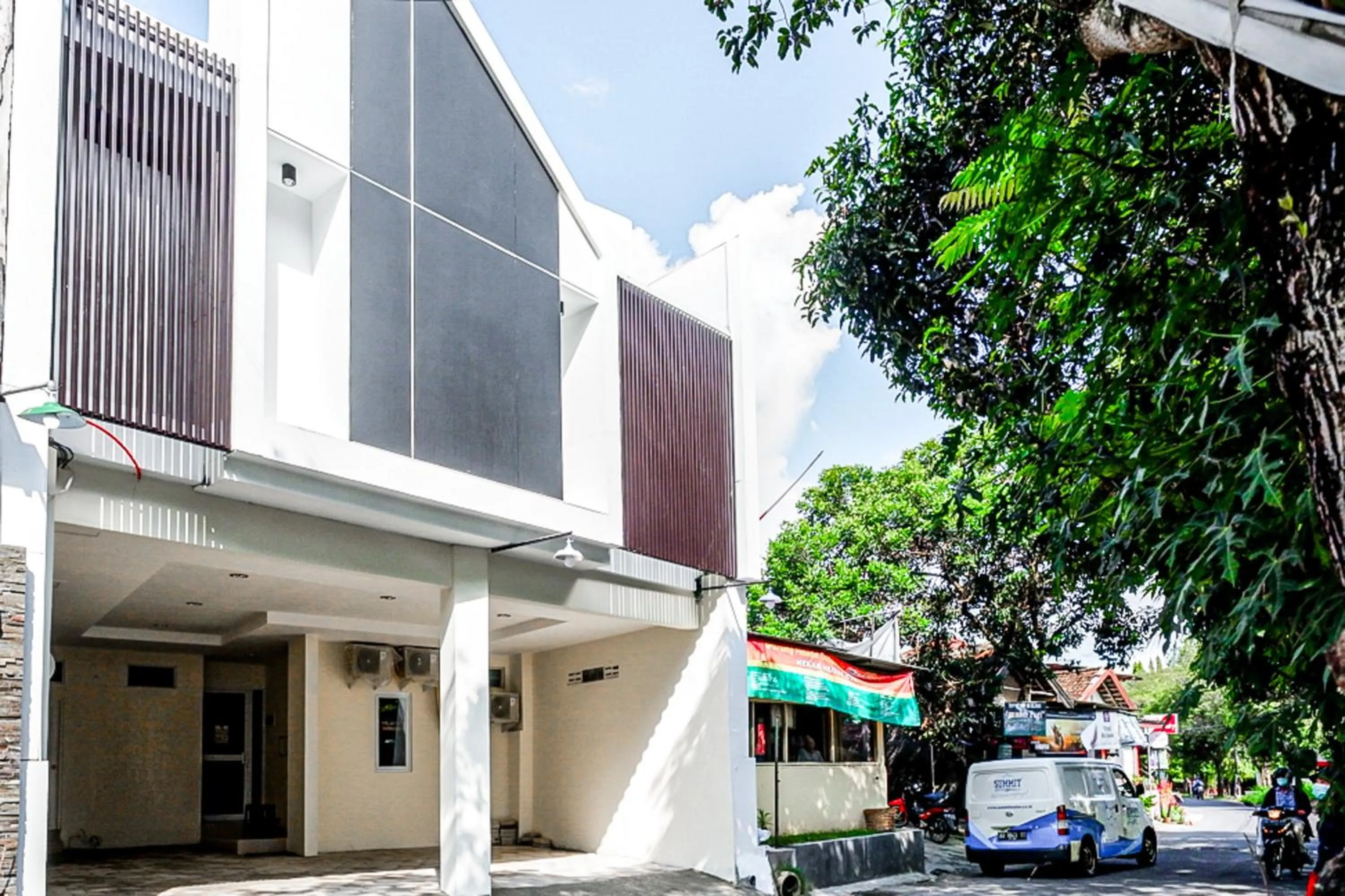 Facade/entrance in RedDoorz near Ambarrukmo Plaza Mall