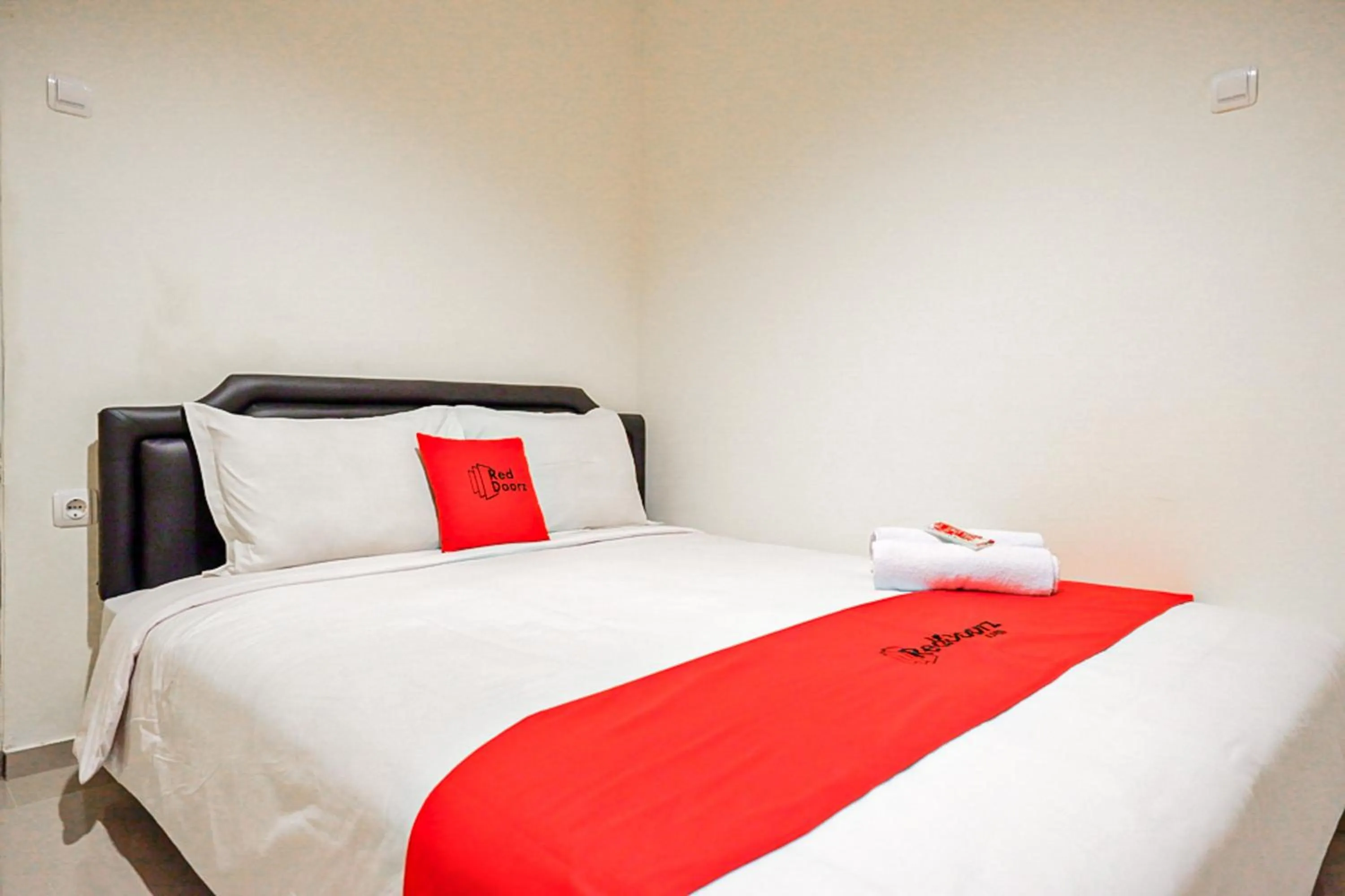Bedroom, Bed in RedDoorz near Ambarrukmo Plaza Mall