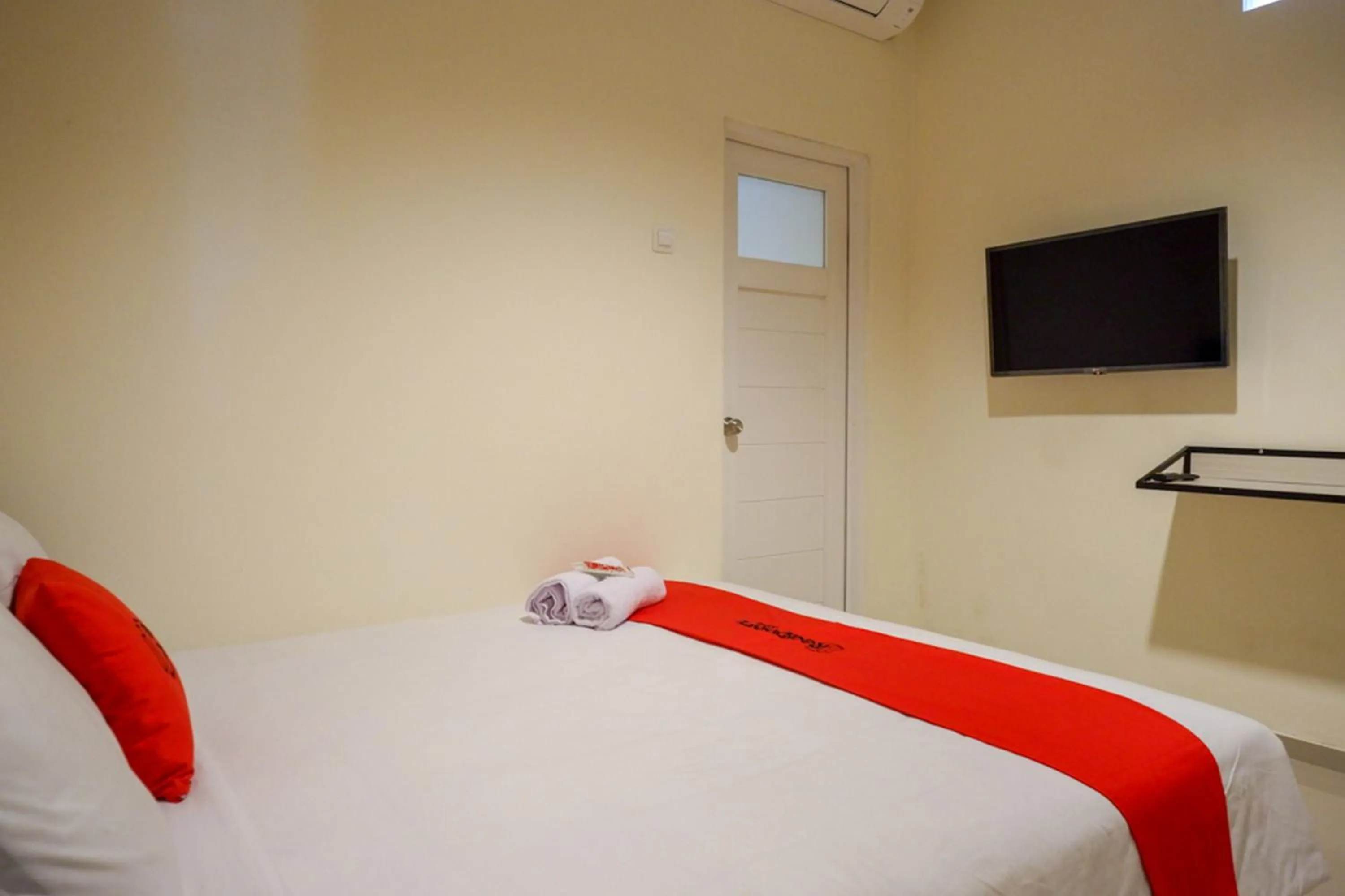Bedroom, Bed in RedDoorz near Ambarrukmo Plaza Mall