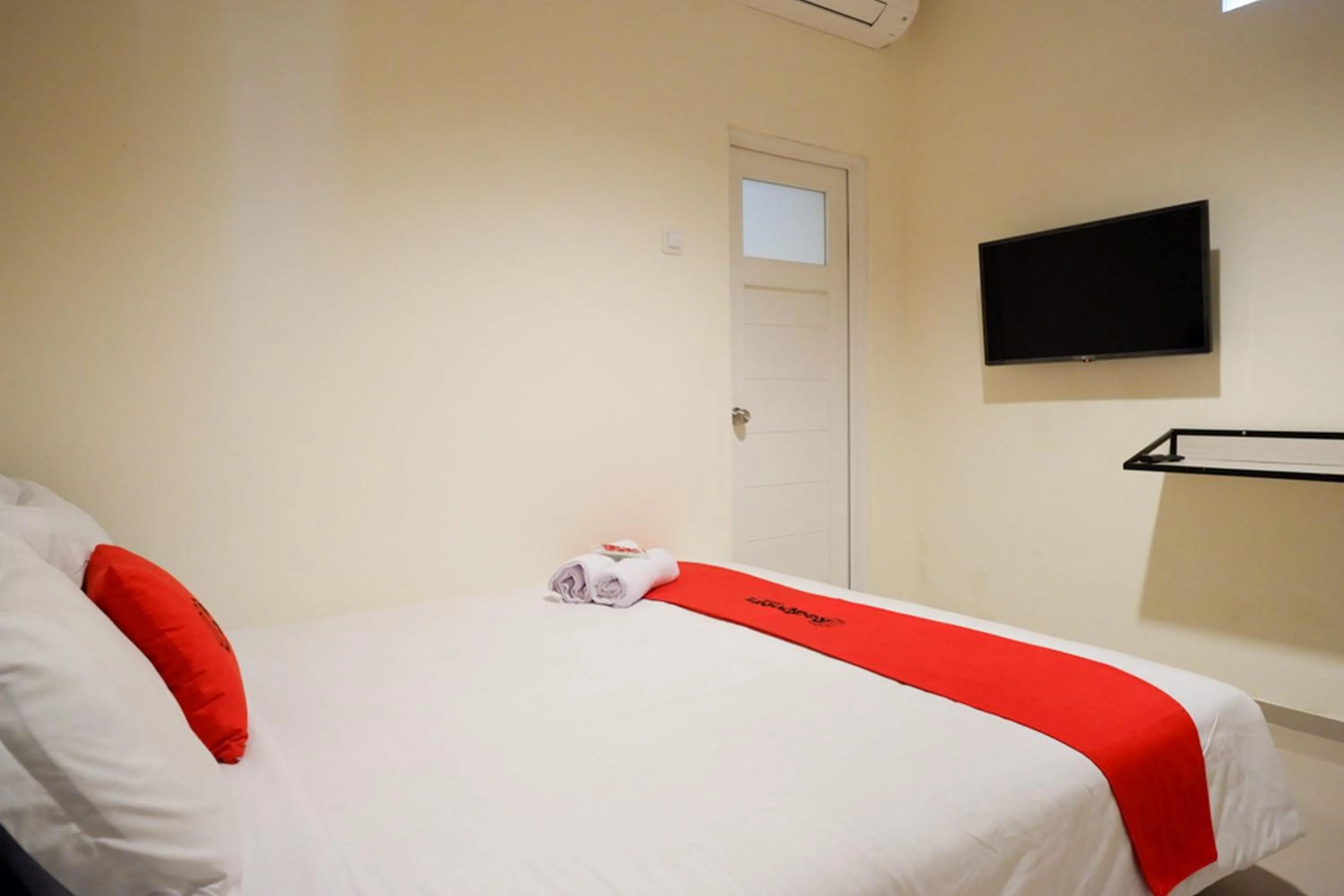 Bedroom, Bed in RedDoorz near Ambarrukmo Plaza Mall