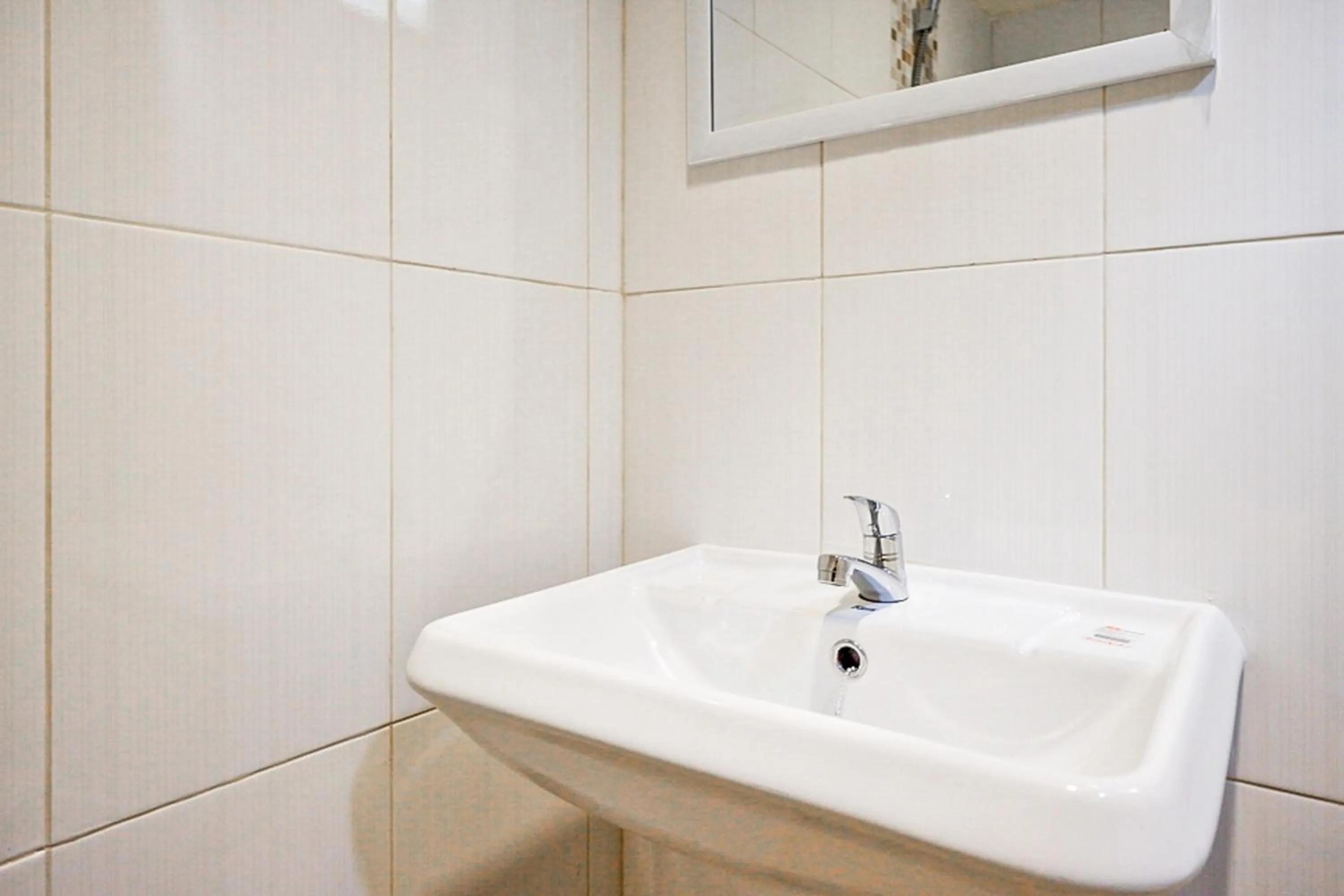 Bathroom in RedDoorz near Ambarrukmo Plaza Mall