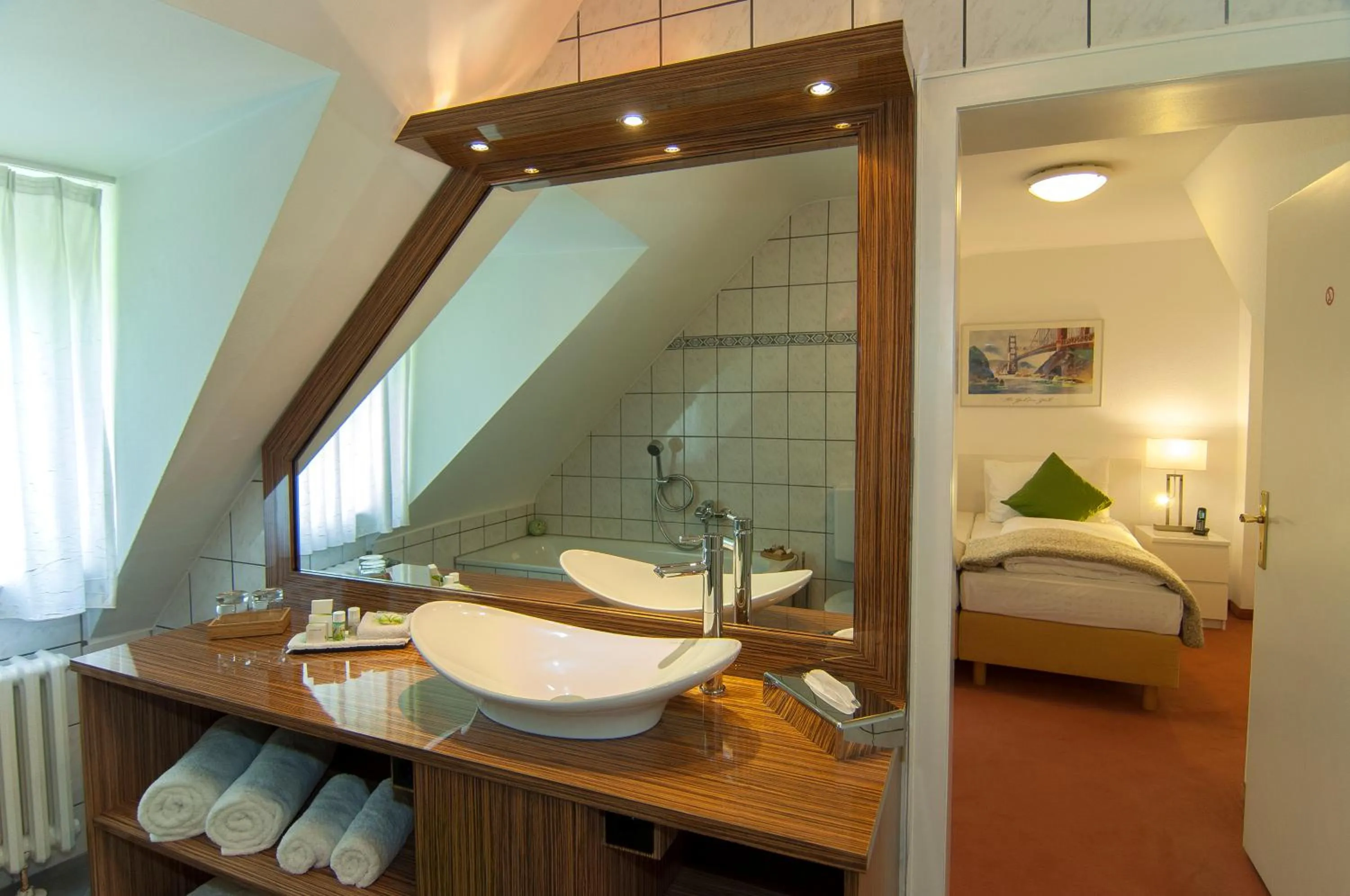 Bathroom, Bed in Hotel Allegro