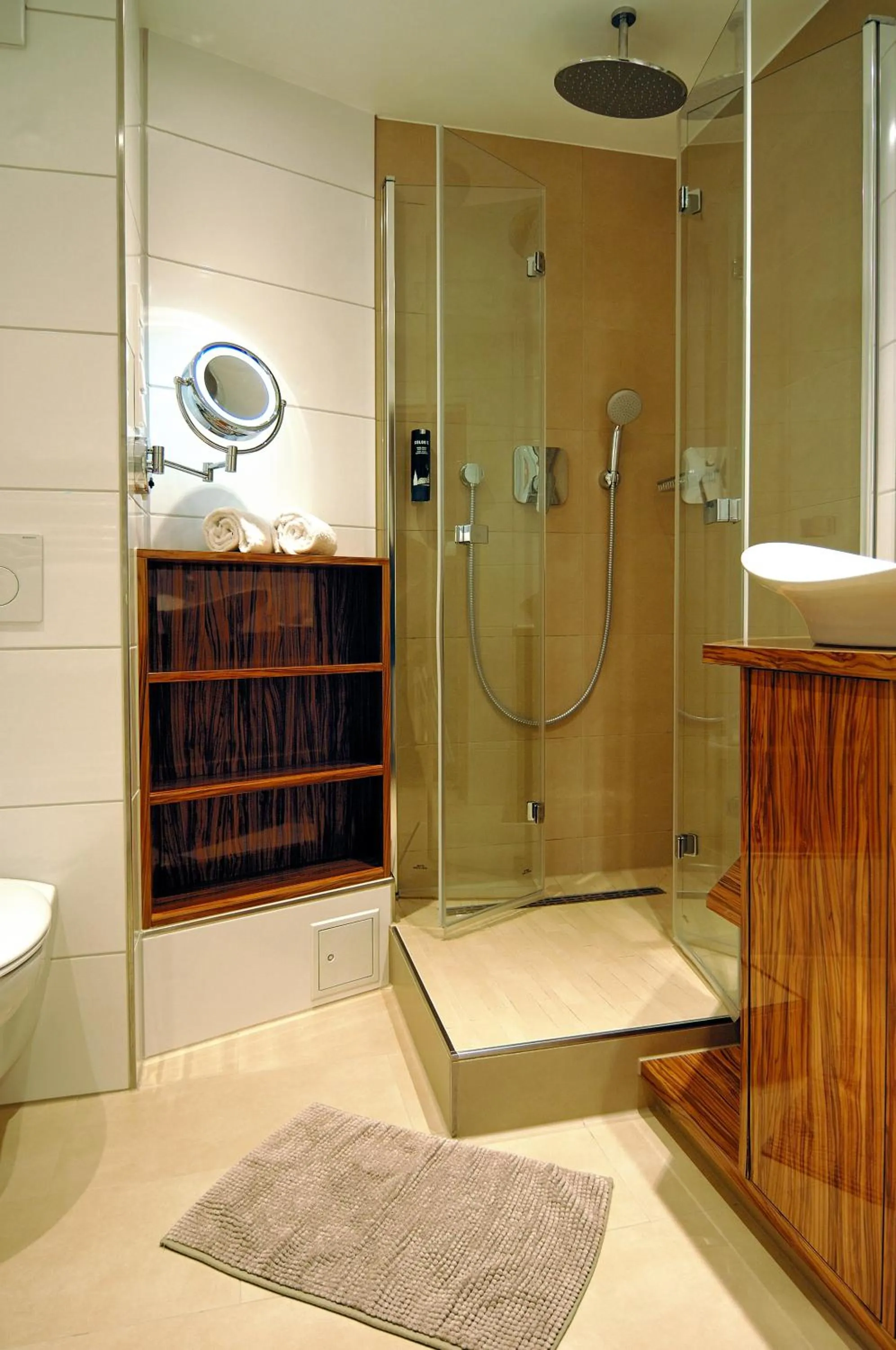 Shower in Hotel Allegro