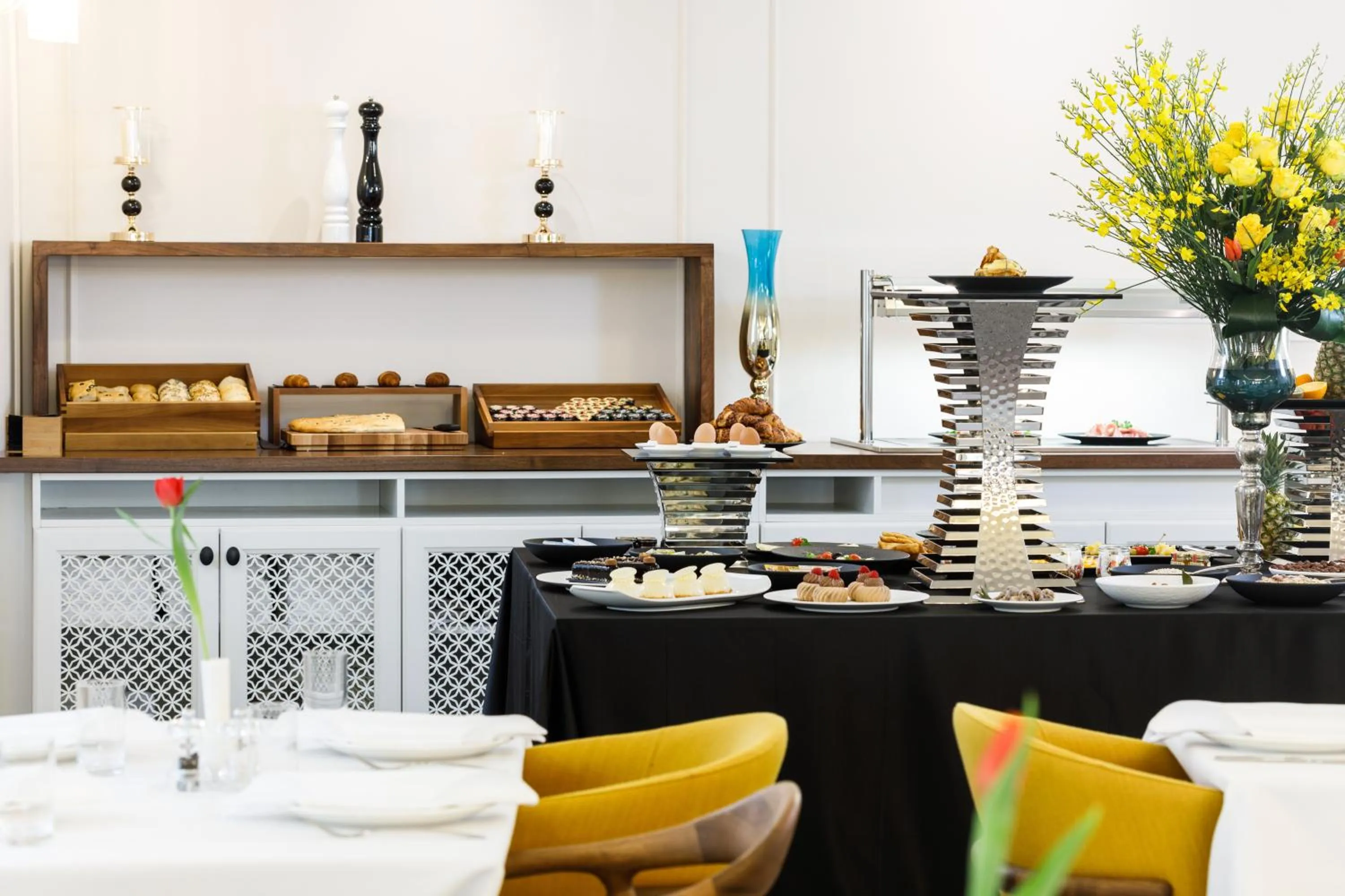 Restaurant/places to eat in Heritage hotel Santa Lucia