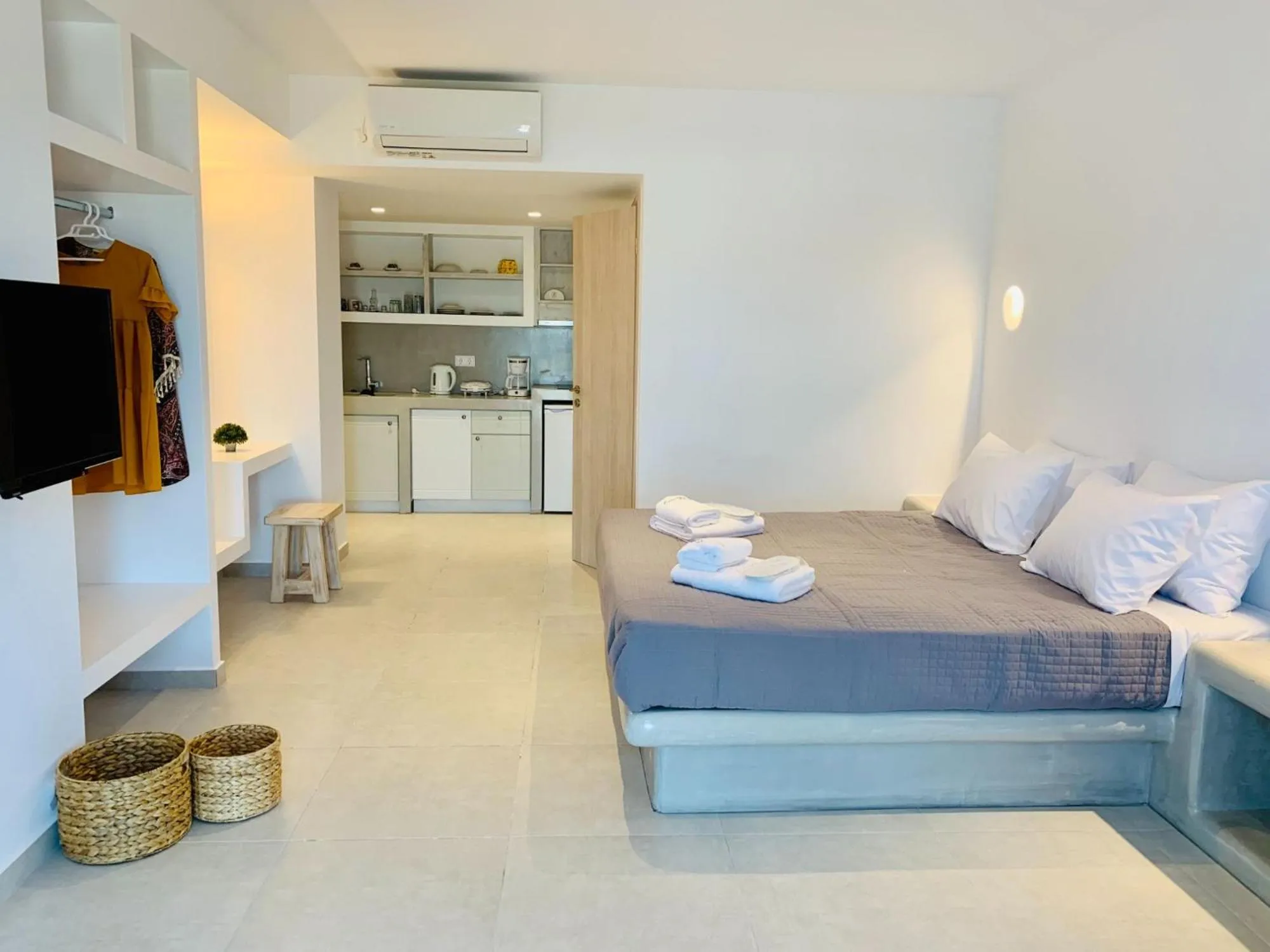 Kitchen or kitchenette, Bed in Crystal Dreams