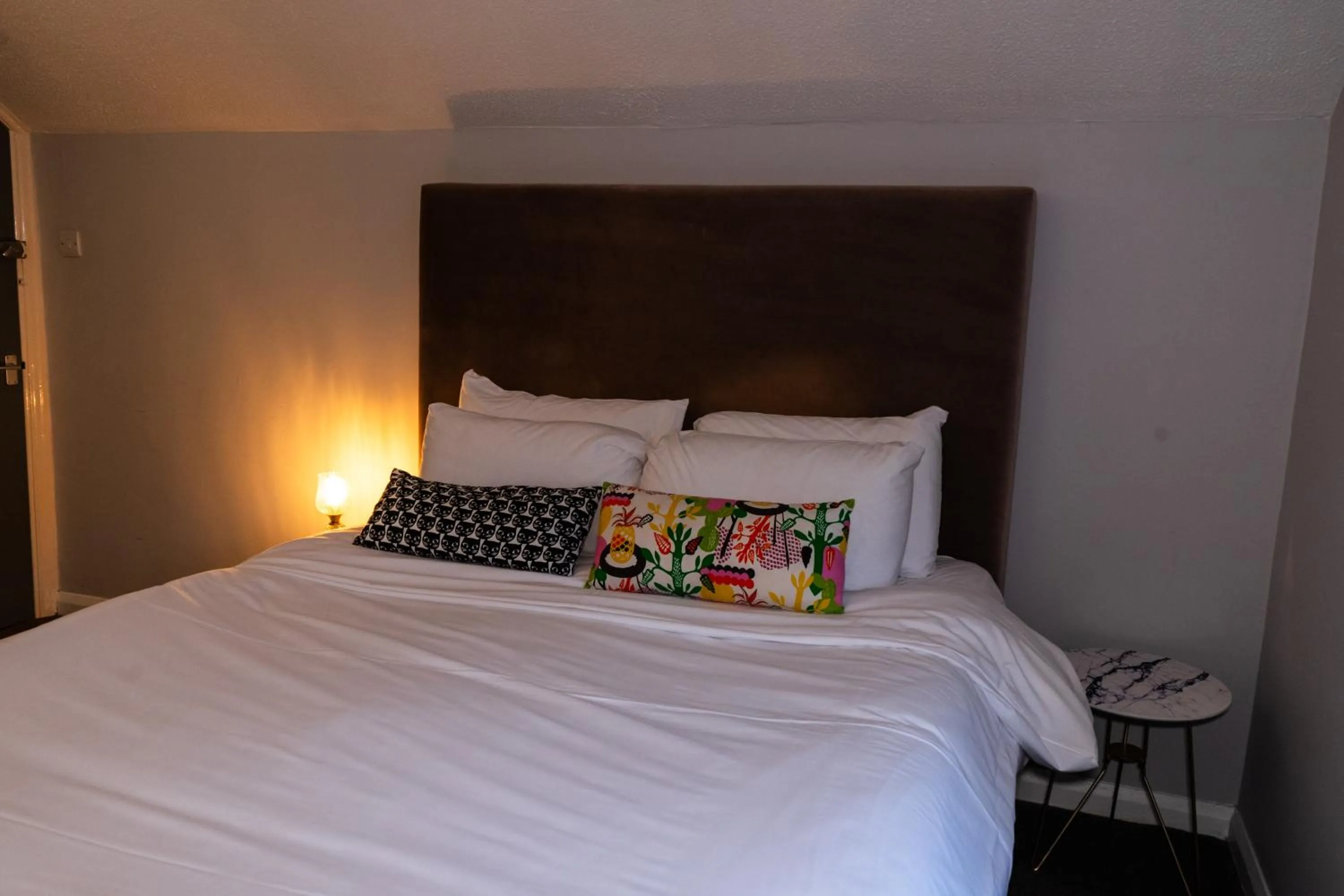 Bedroom, Bed in The lodge at Carlton tavern free parking