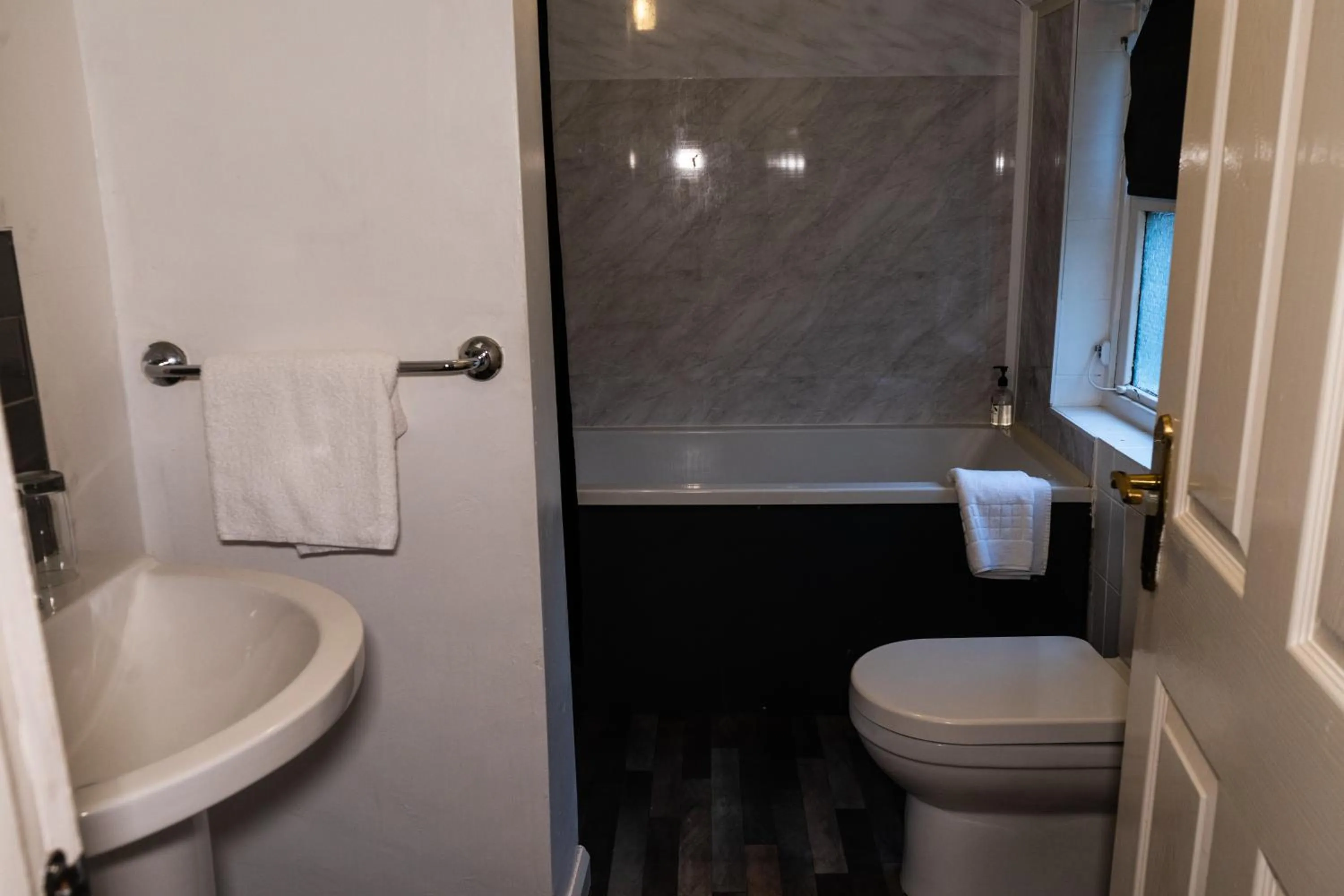 Bathroom in The lodge at Carlton tavern free parking