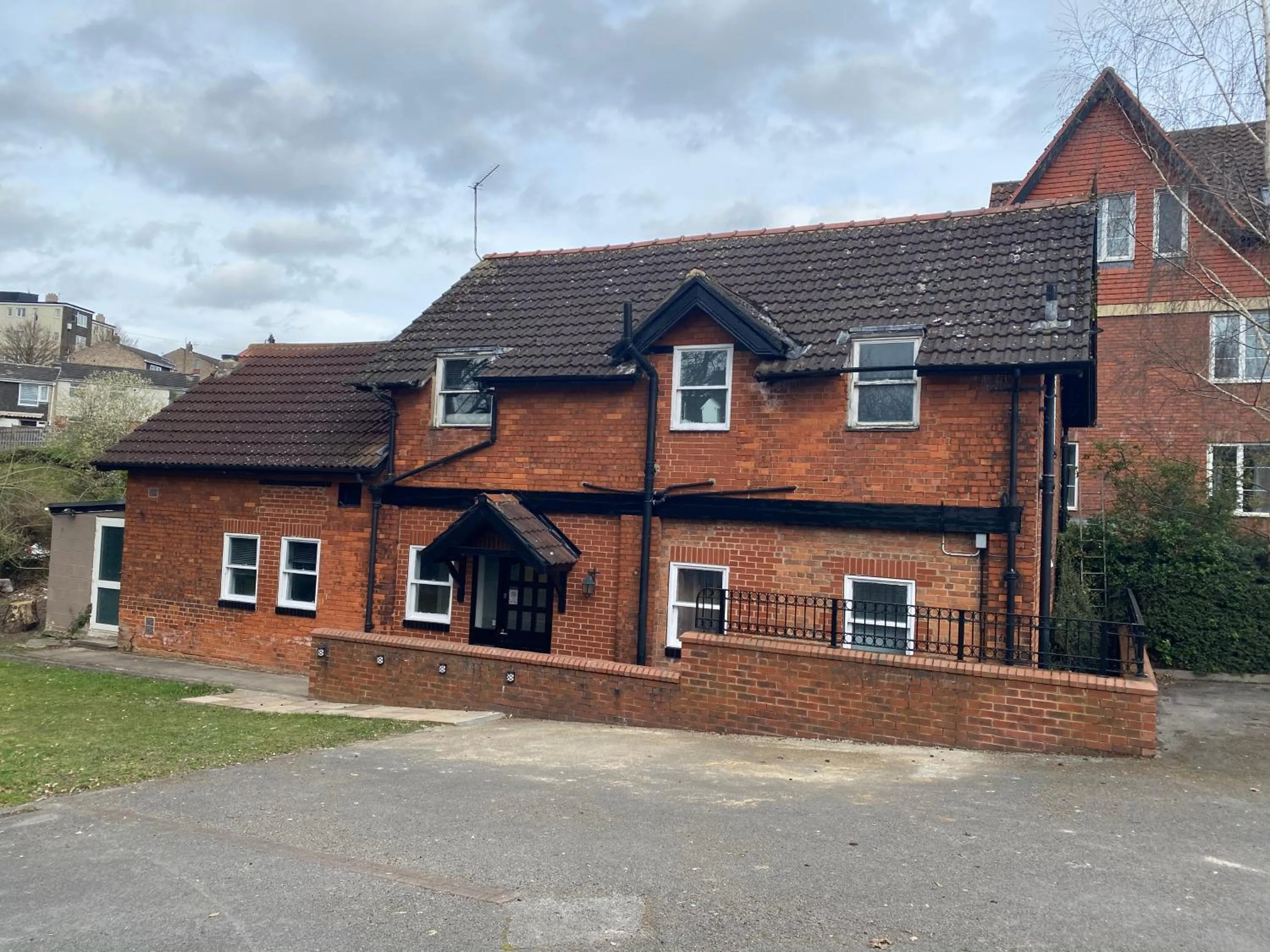 Property building in The lodge at Carlton tavern free parking