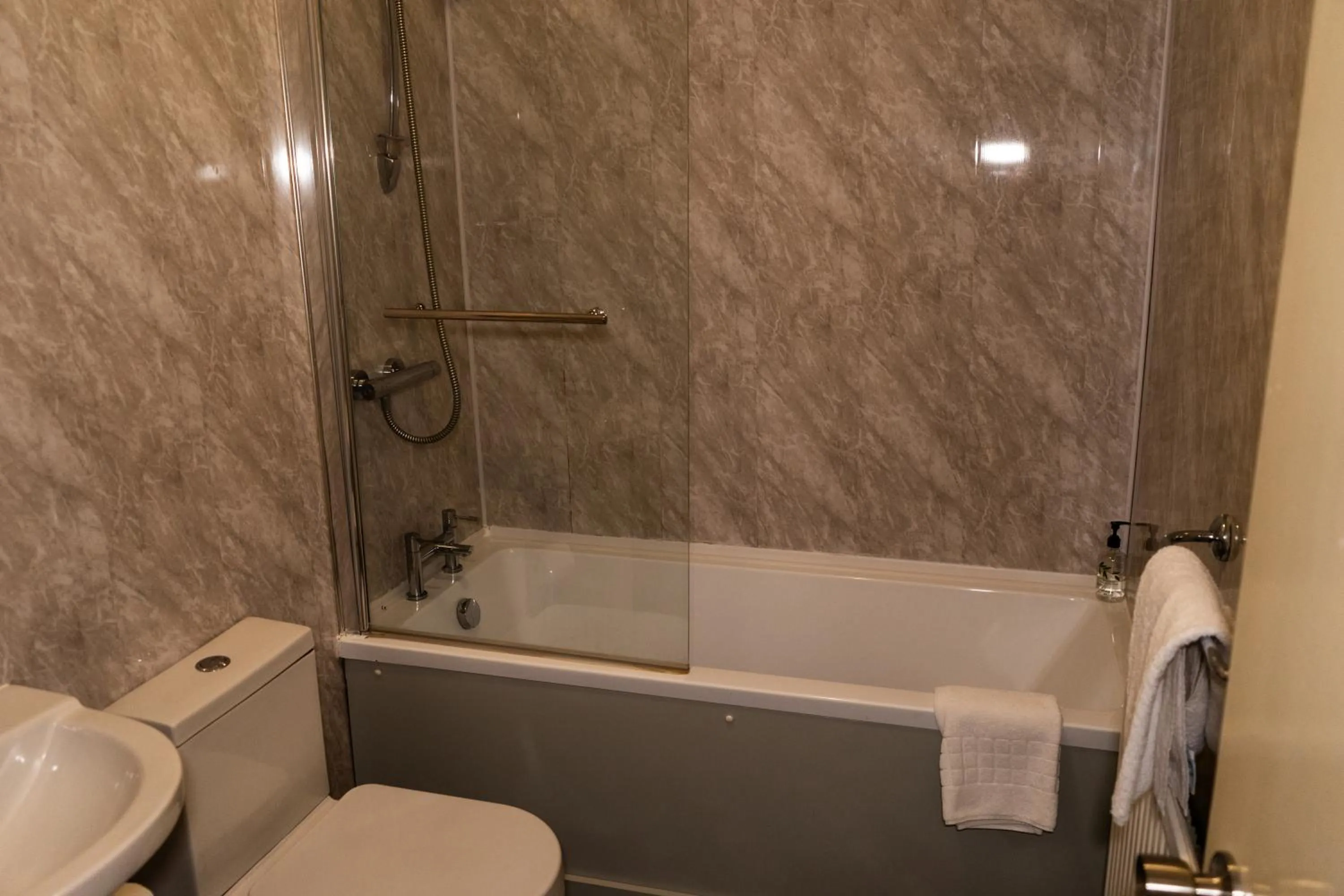 Bathroom in The lodge at Carlton tavern free parking