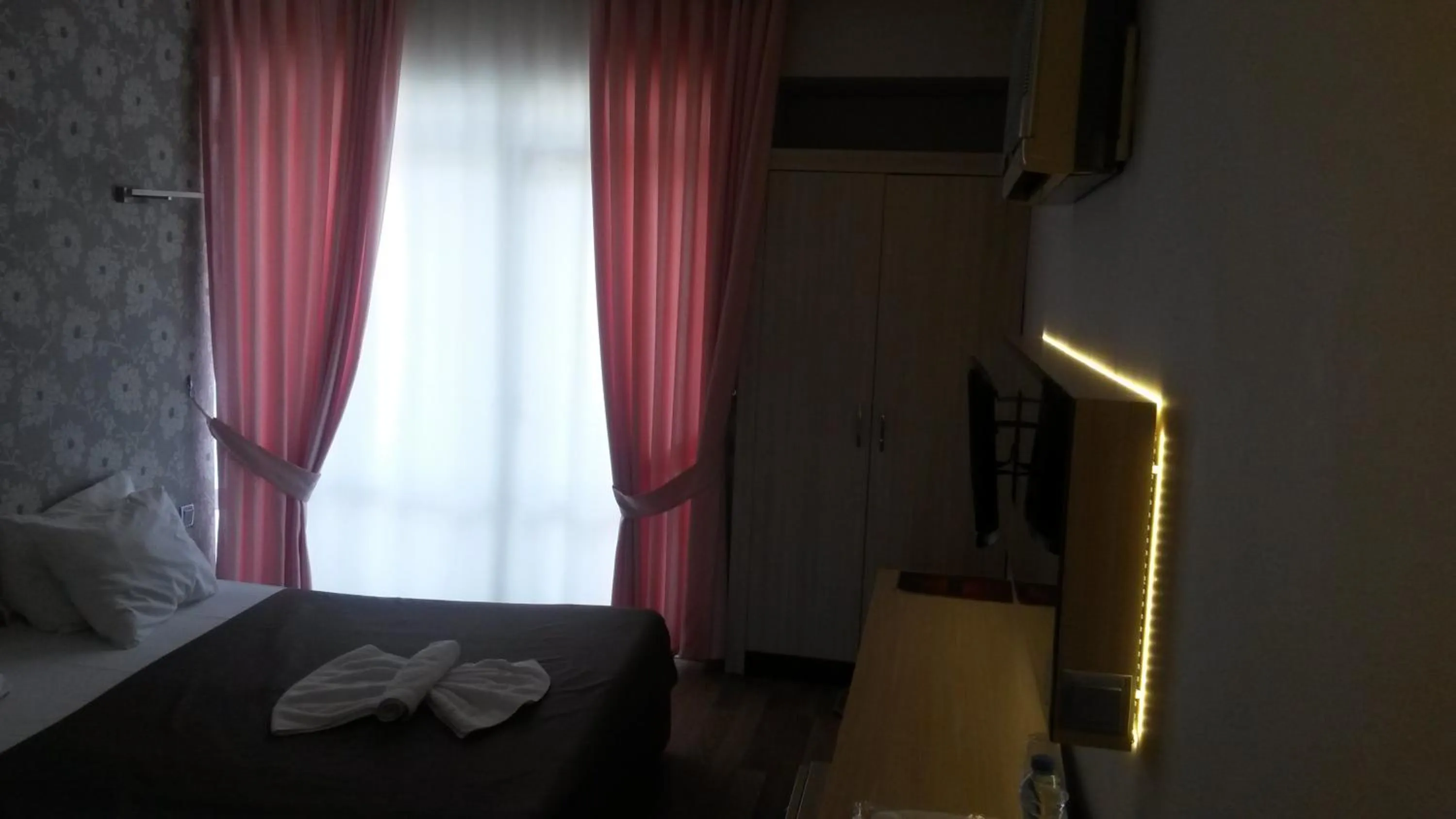 Bed, TV/Entertainment Center in Winecity Hotel