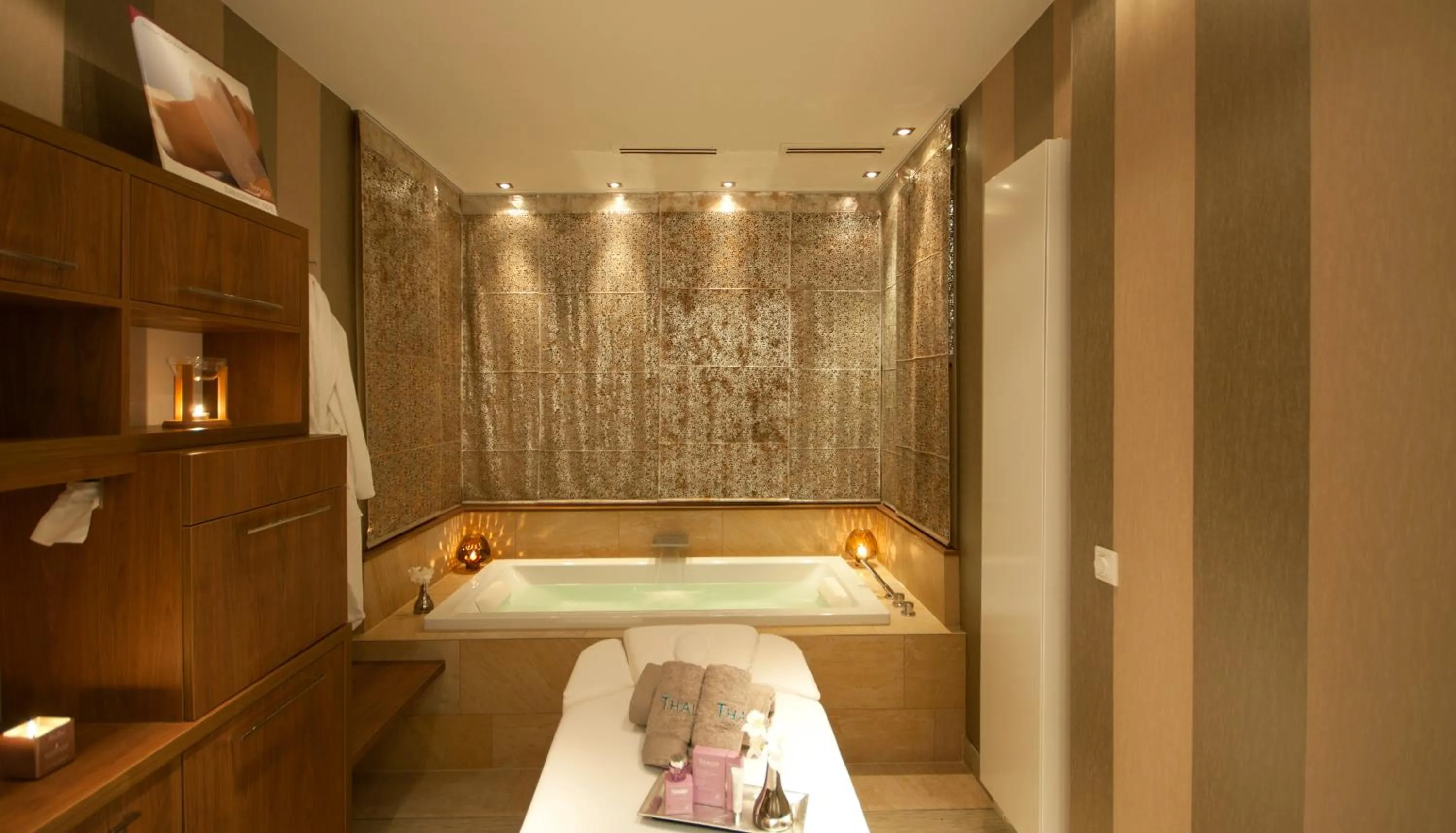 Massage, Bed in Thomas Hotel Spa & Lifestyle