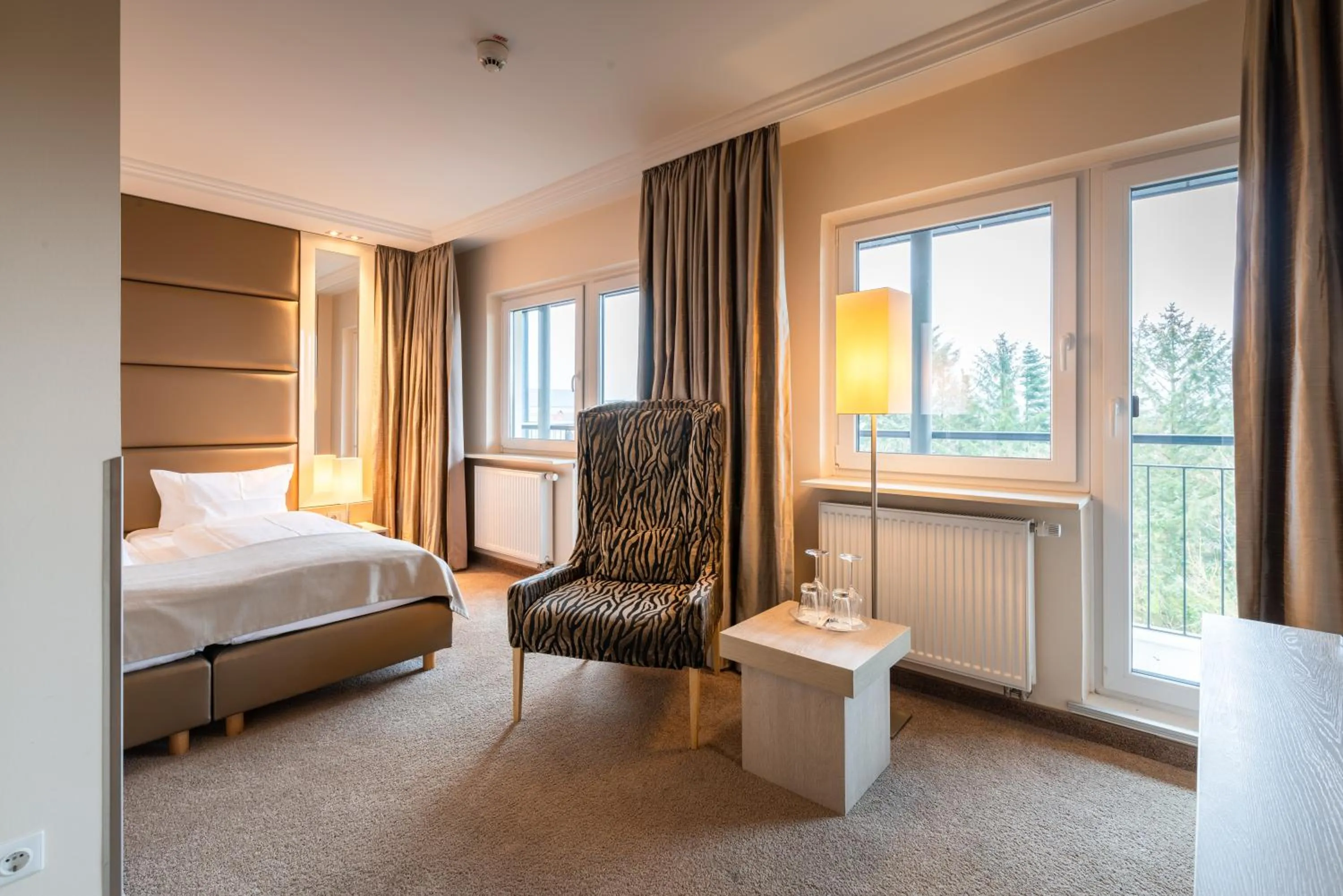 Seating area, Bed in Thomas Hotel Spa & Lifestyle