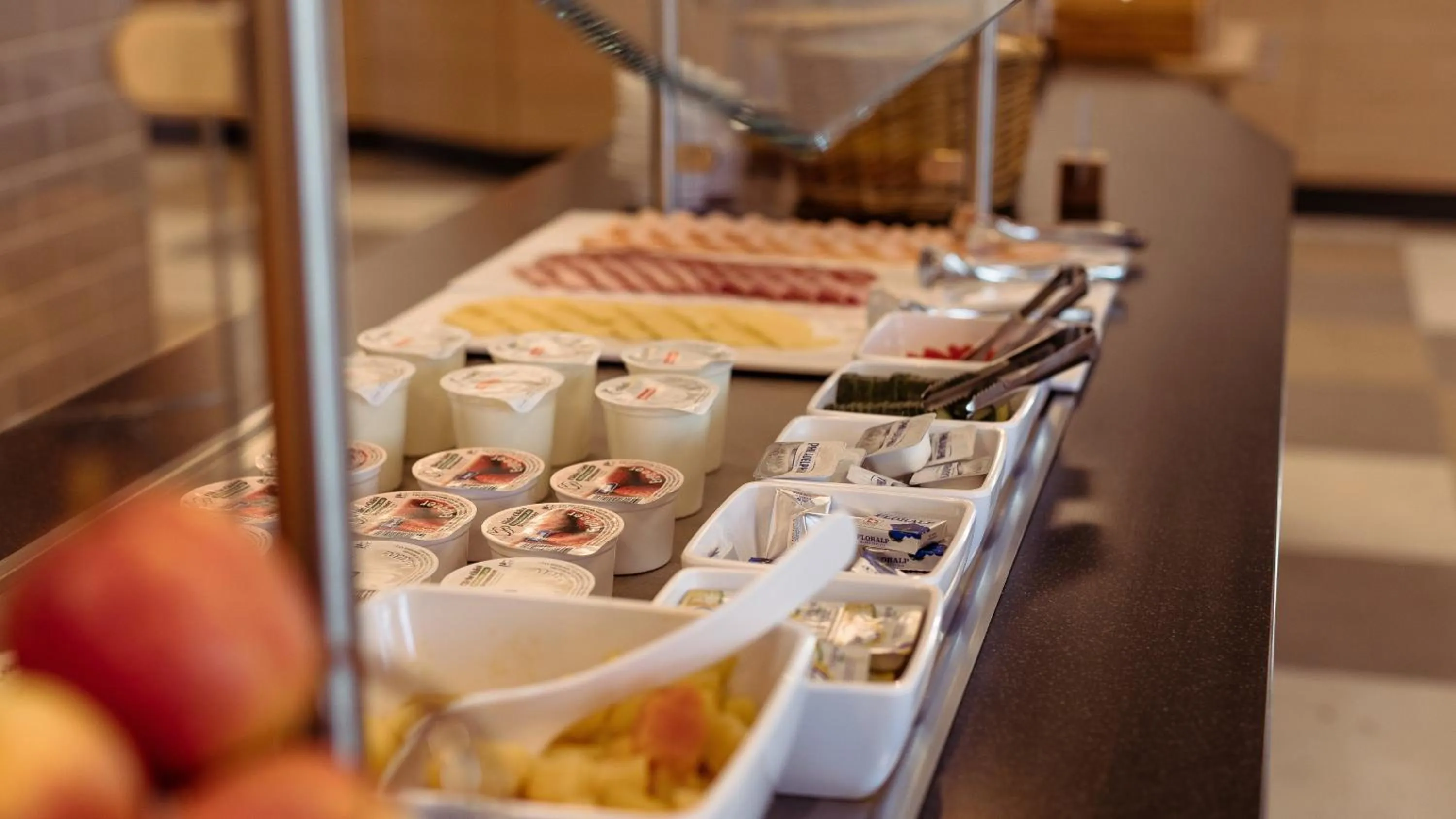 Restaurant/places to eat in Holiday Inn Express Luzern-Neuenkirch by IHG