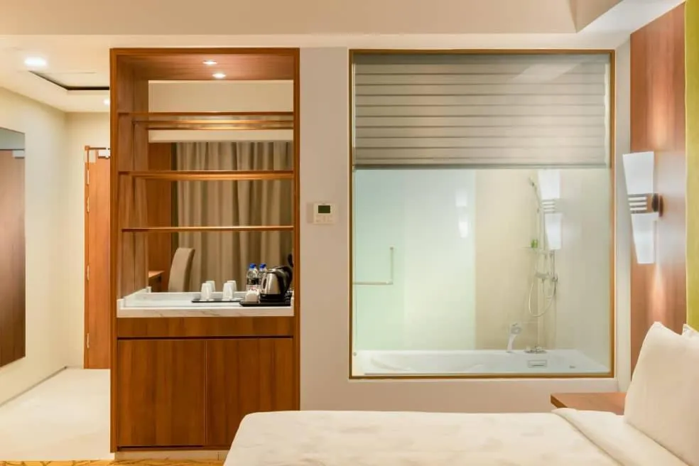 Bathroom, Bed in Zenith Hotel Cameron