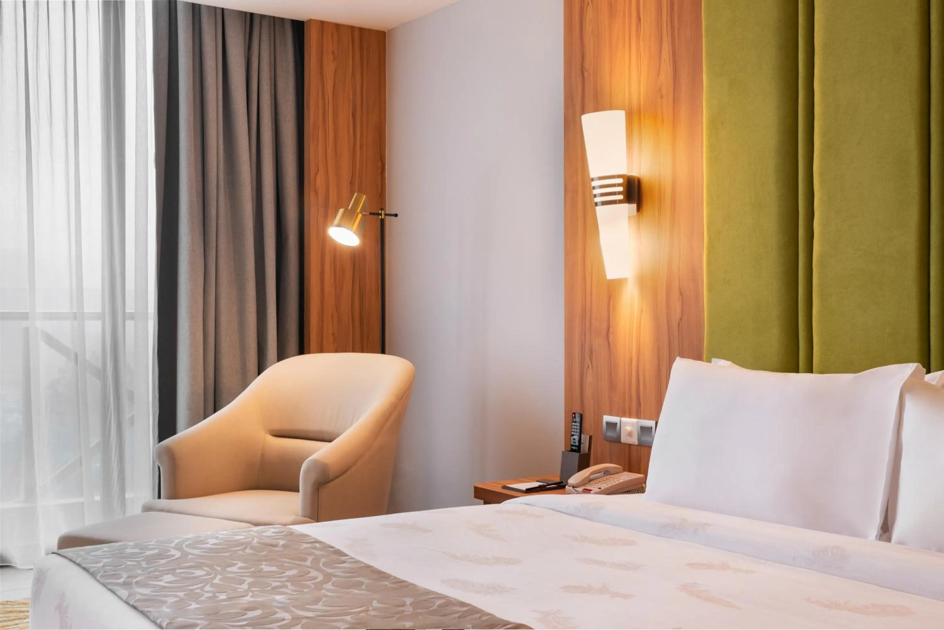 Seating area, Bed in Zenith Hotel Cameron