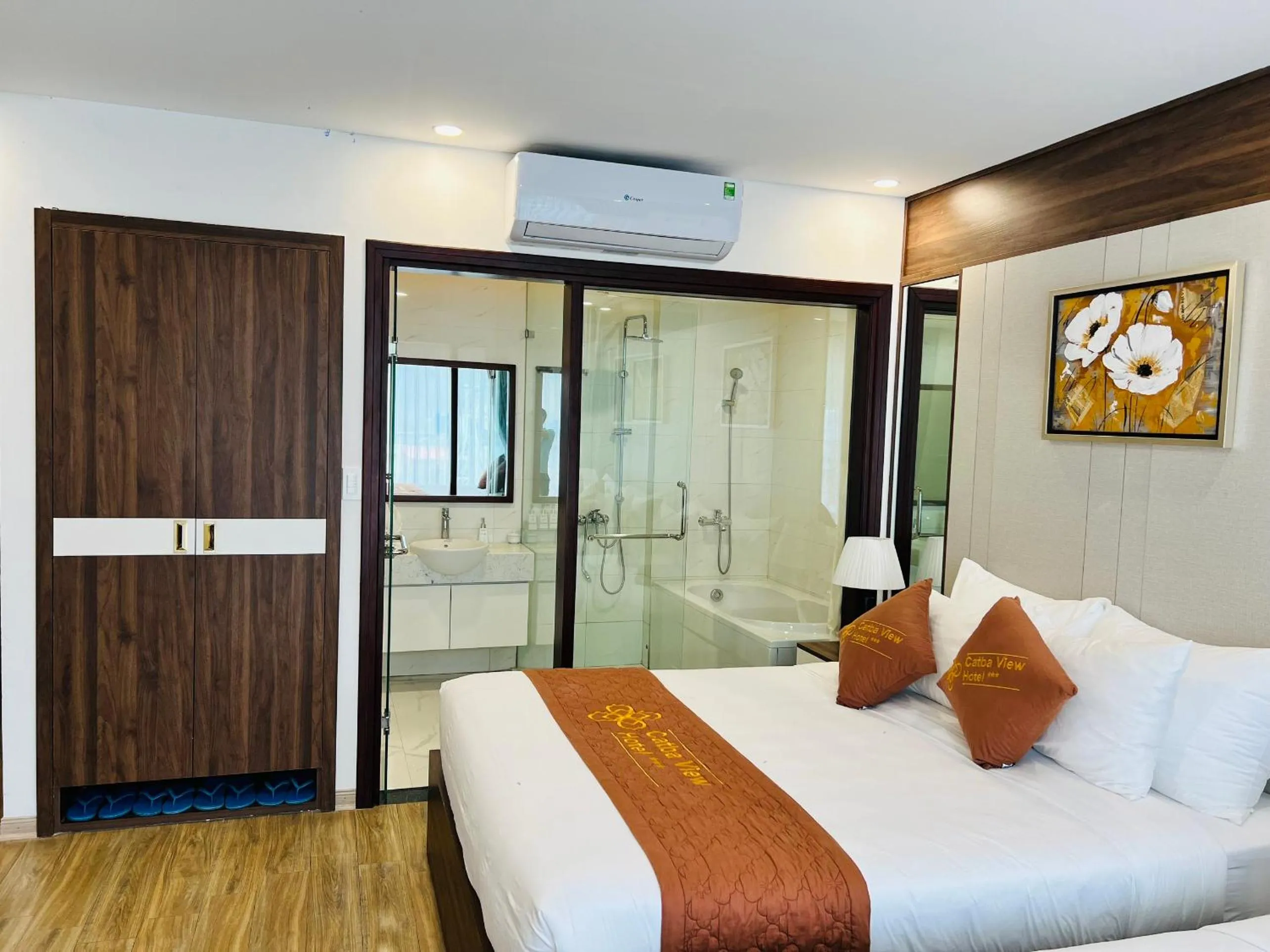 Photo of the whole room, Bed in Catba View Hotel