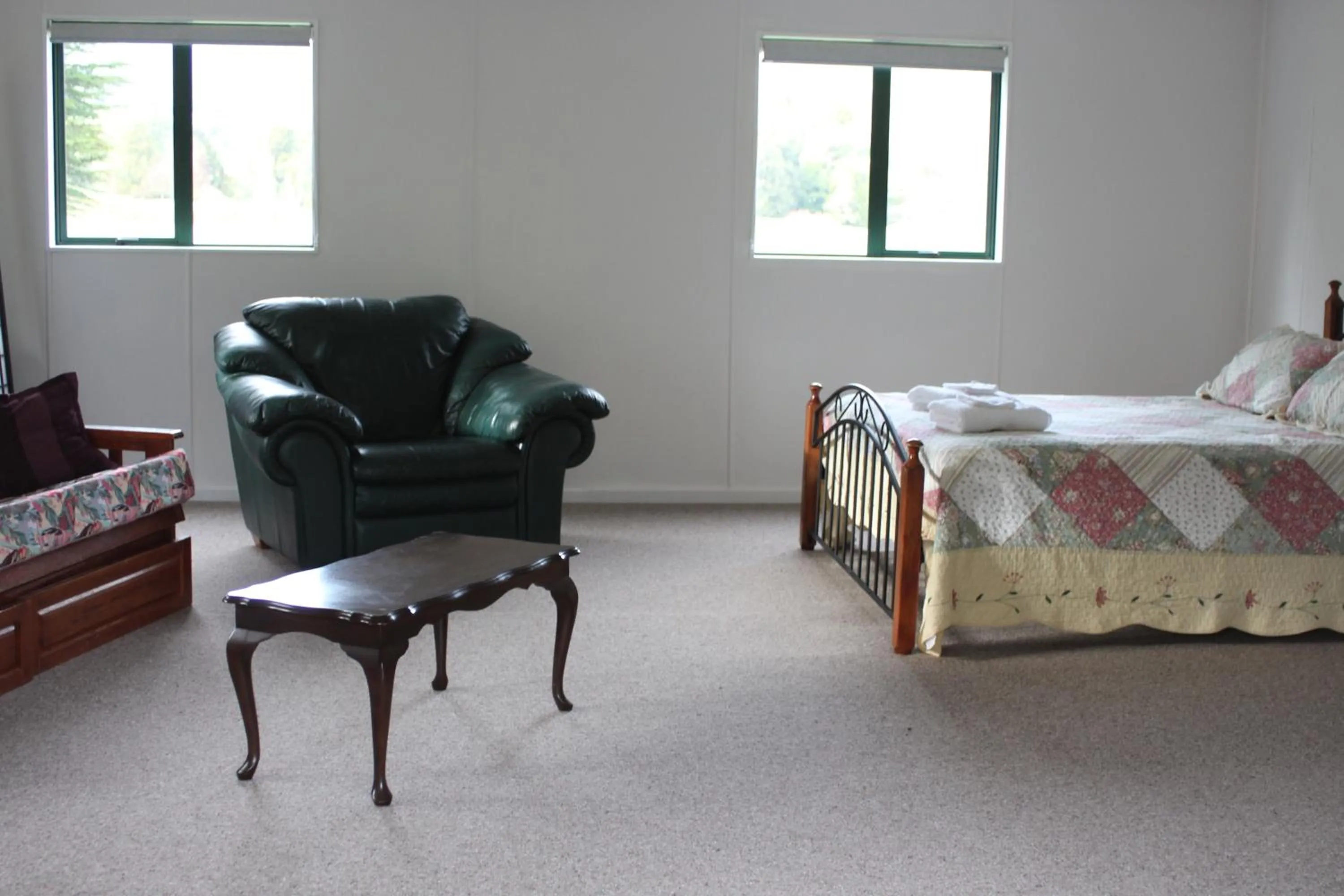 Living room, Bed in Aramatai Gardens