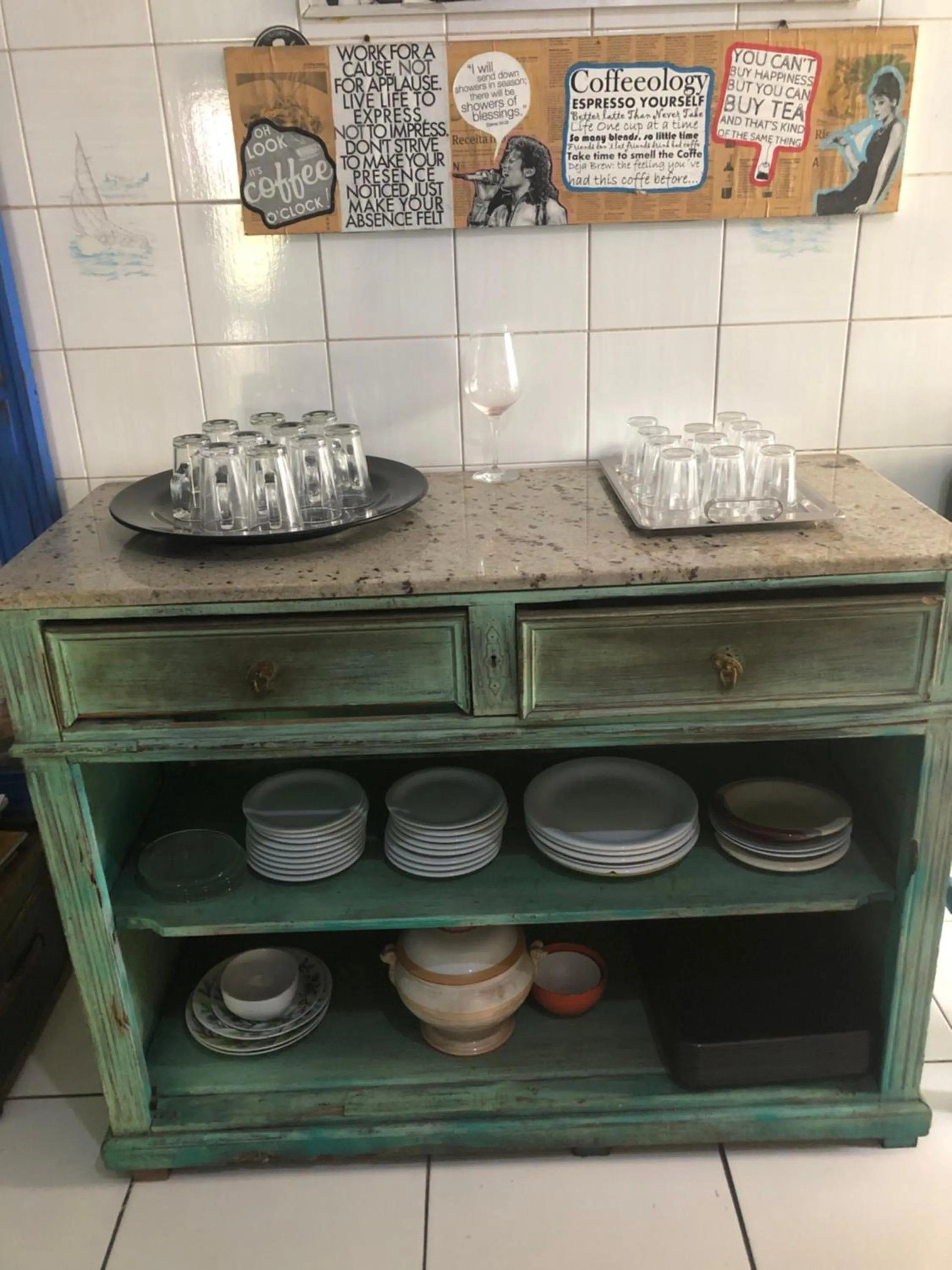 Communal lounge/ TV room in Onça da Praia Hostel