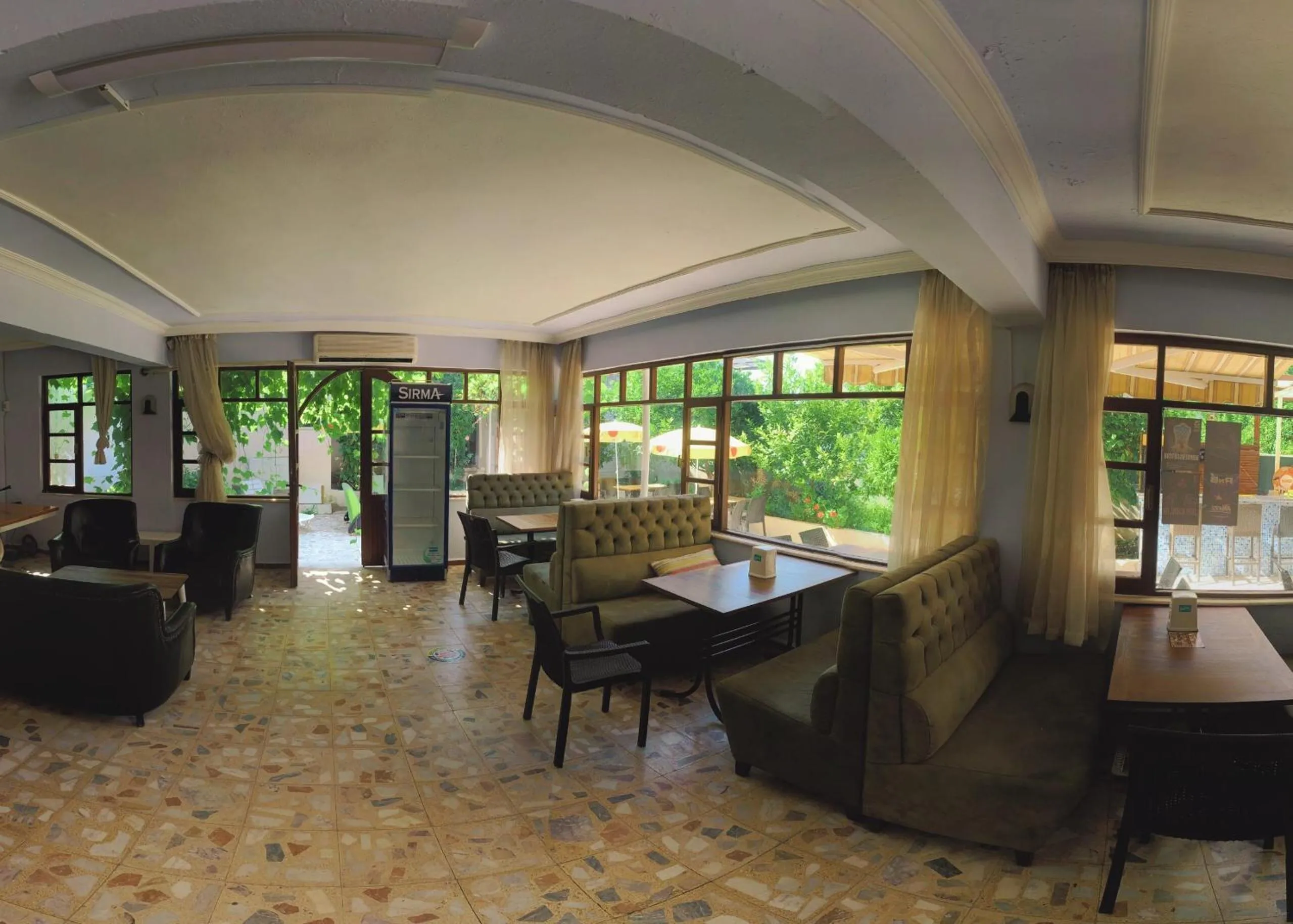 Restaurant/places to eat in BELCAN Hotel