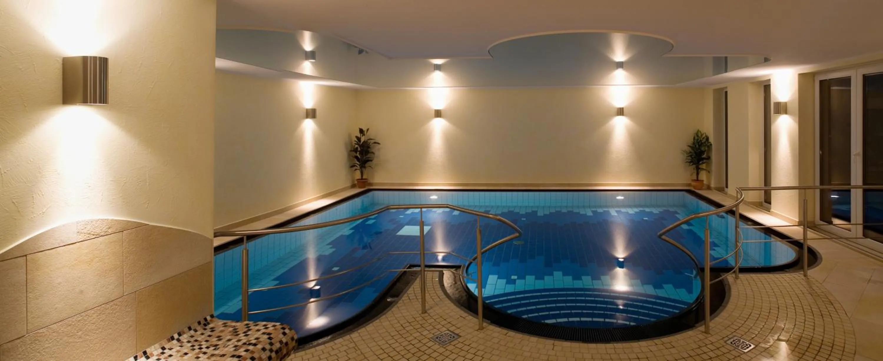 Swimming pool in Landhotel Teuteberg