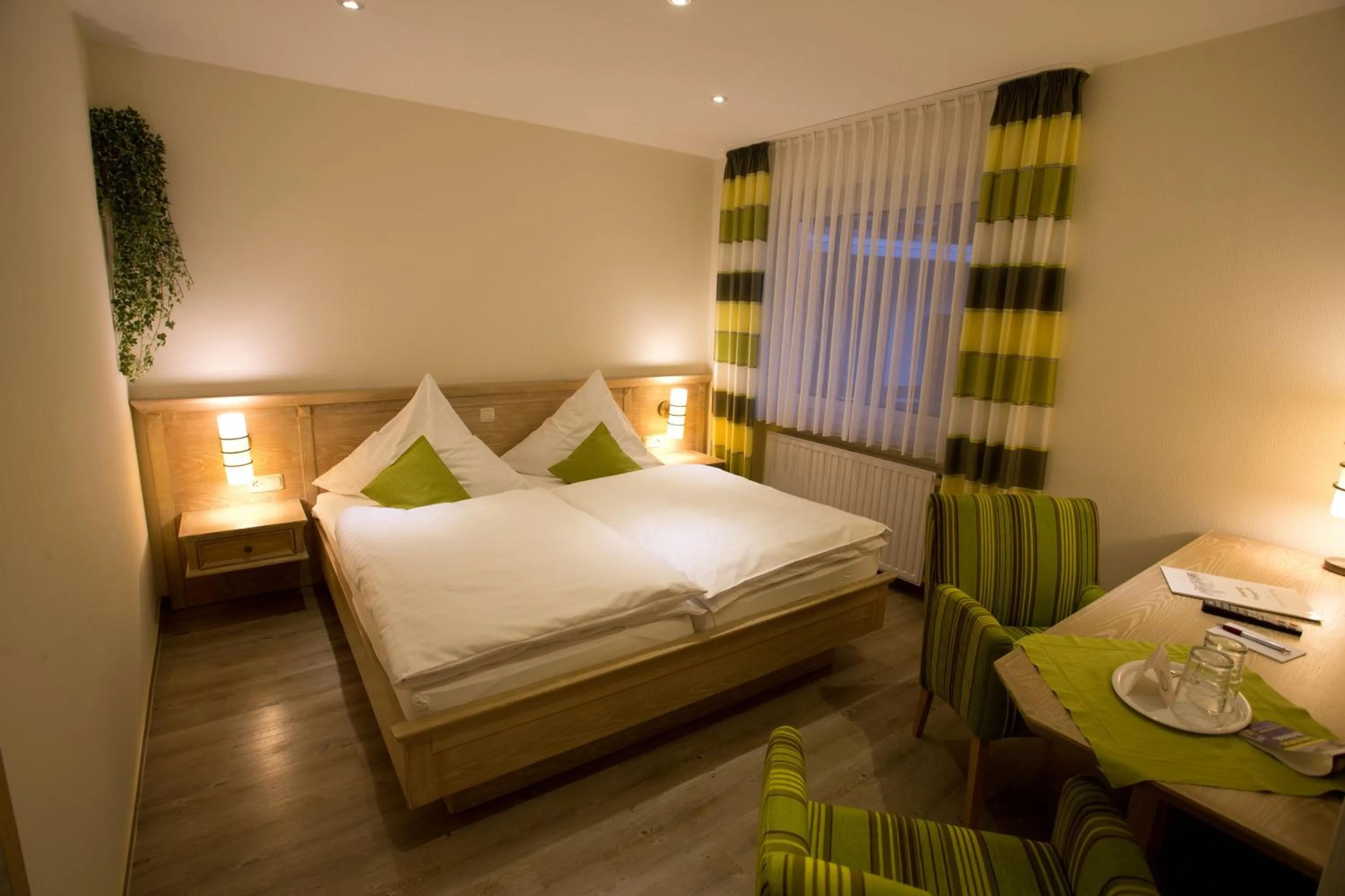 Photo of the whole room, Bed in Landhotel Teuteberg