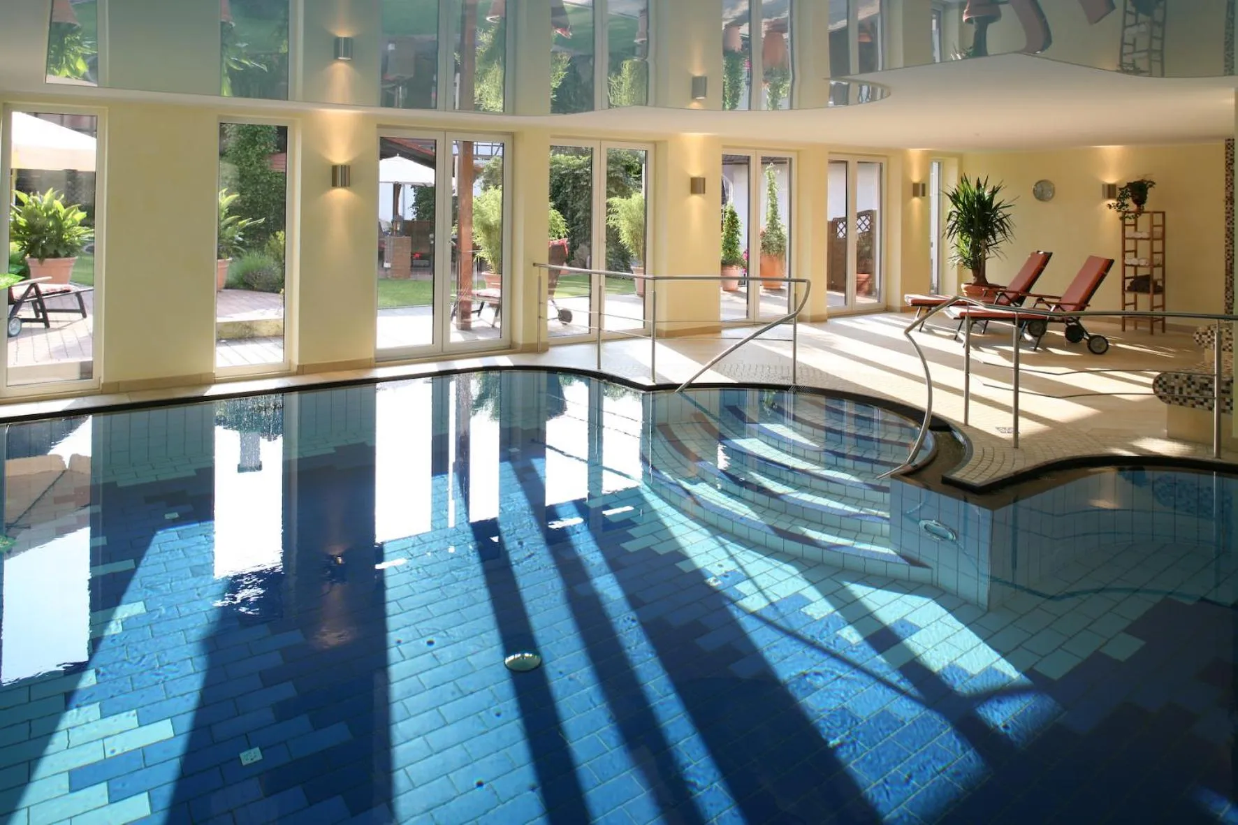 Swimming pool in Landhotel Teuteberg