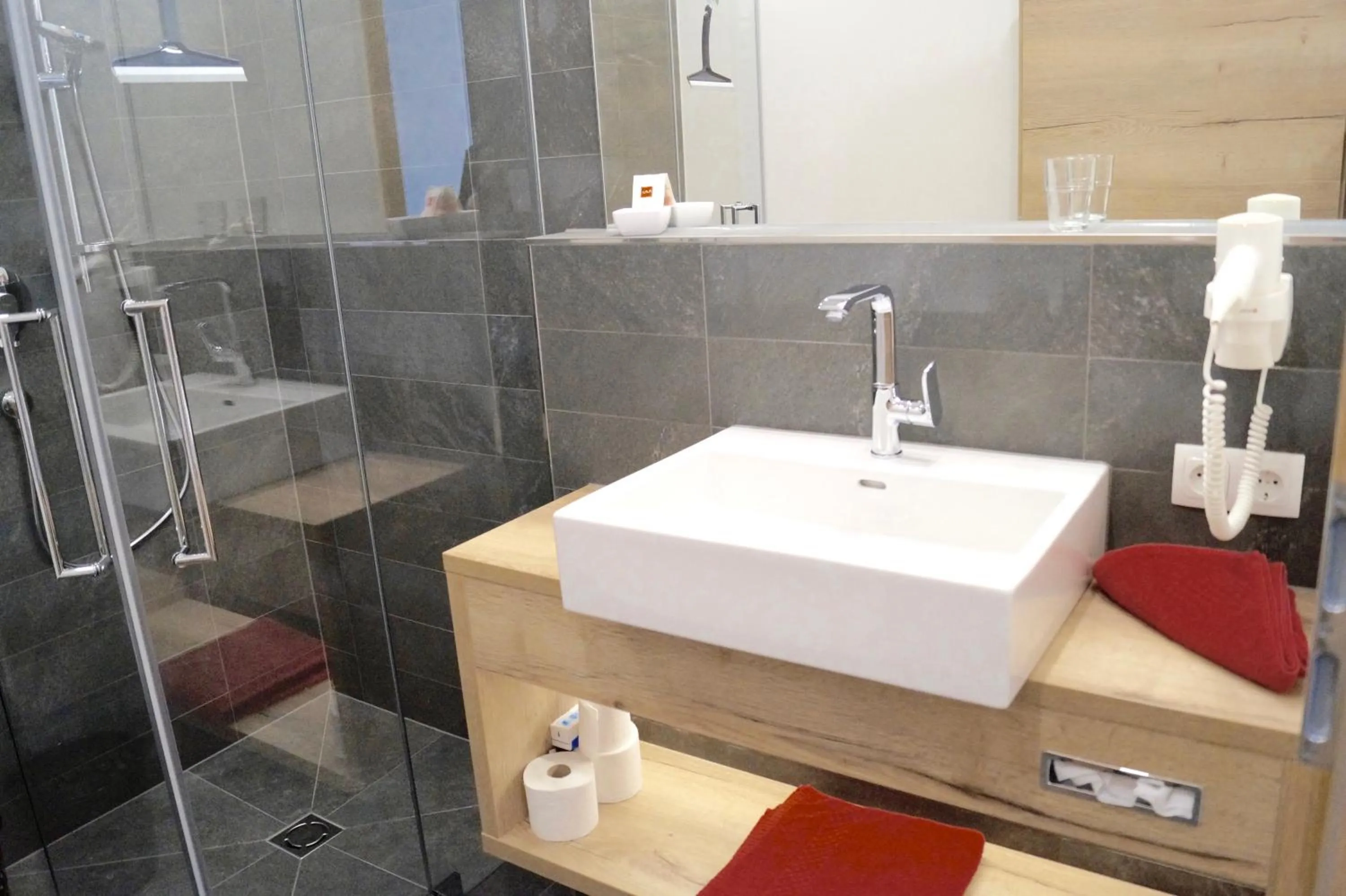 Bathroom in Hotel Unterwirt - Jokercard im Sommer inklusive