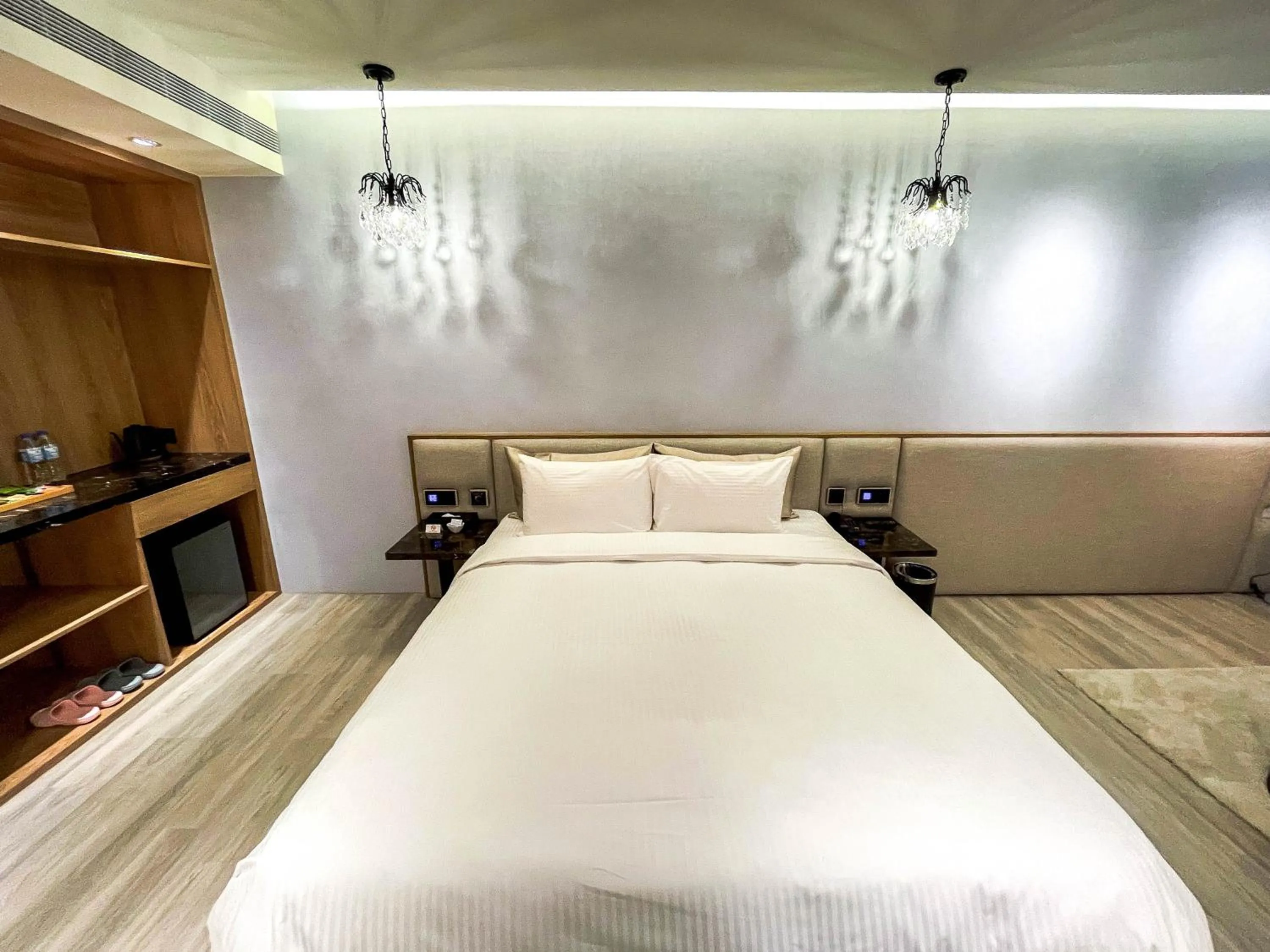 Bed in Fifth Avenue Motel