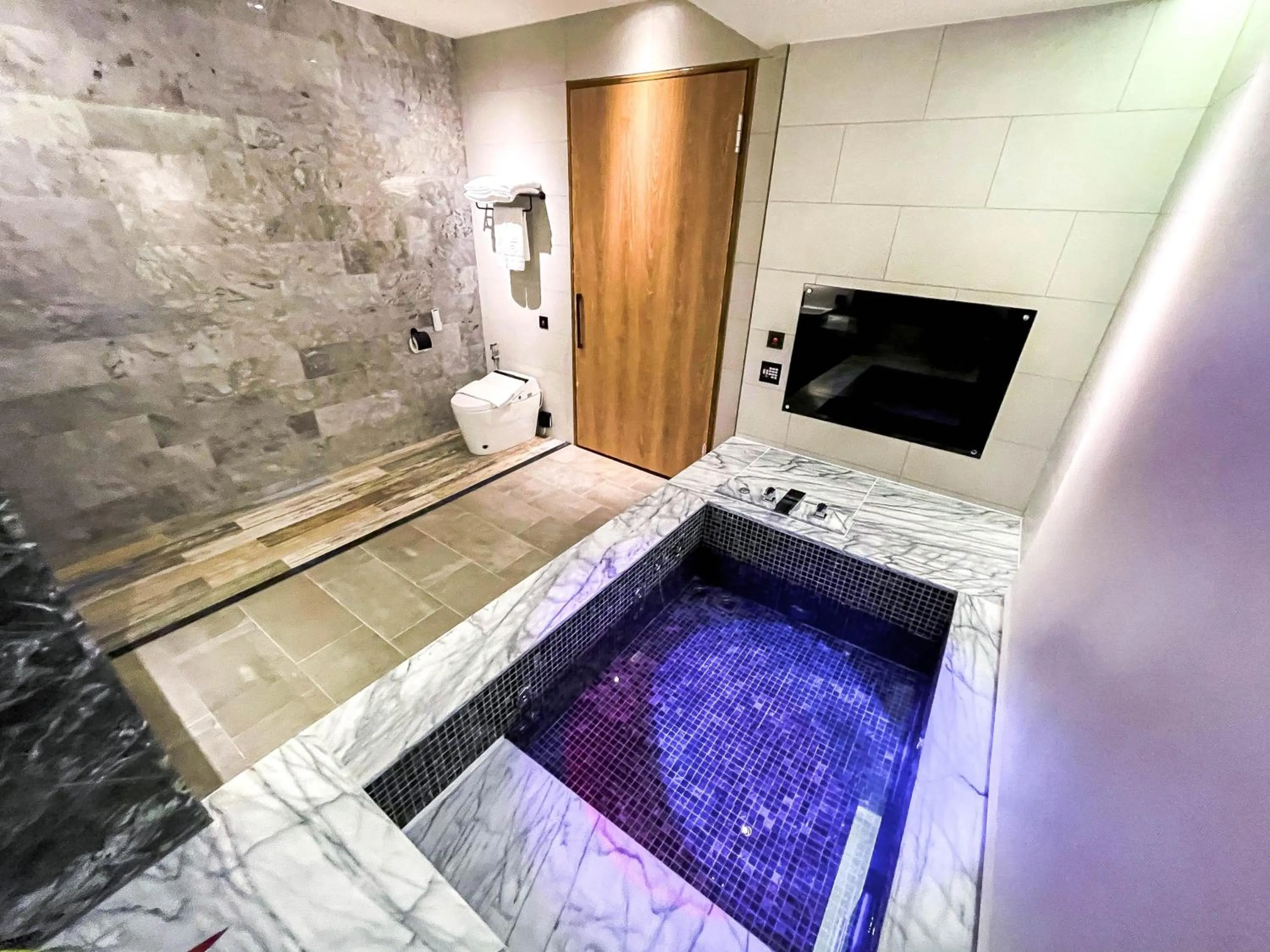 Hot Tub in Fifth Avenue Motel