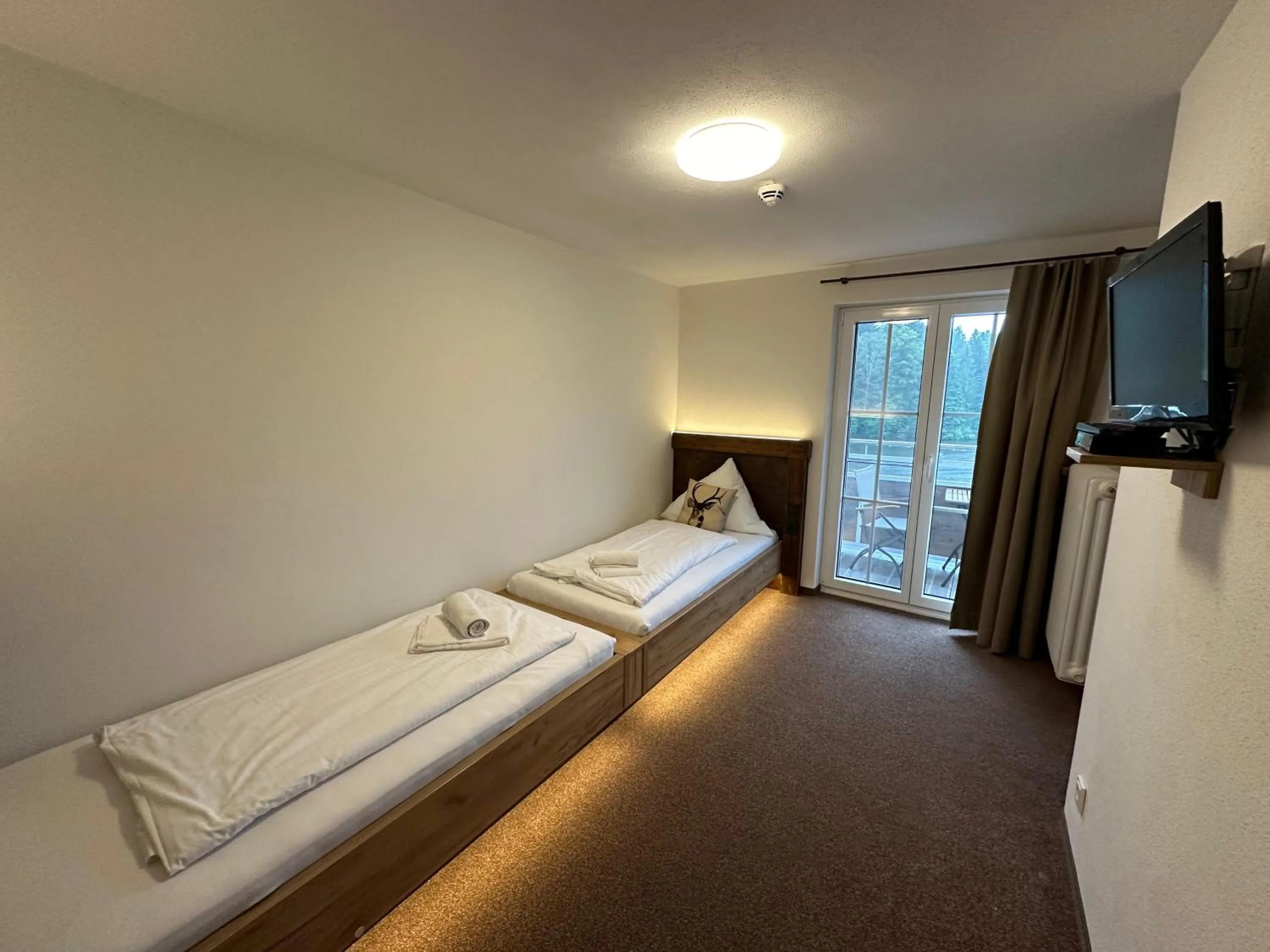 room service, Bed in Schwaben Resort Ebnisee