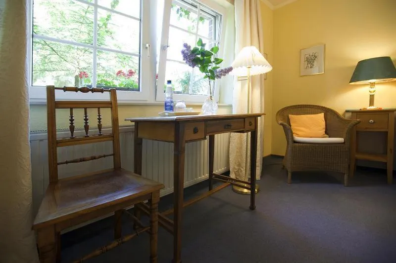 Seating area, Bed in Das kleine Hotel am Park Garni
