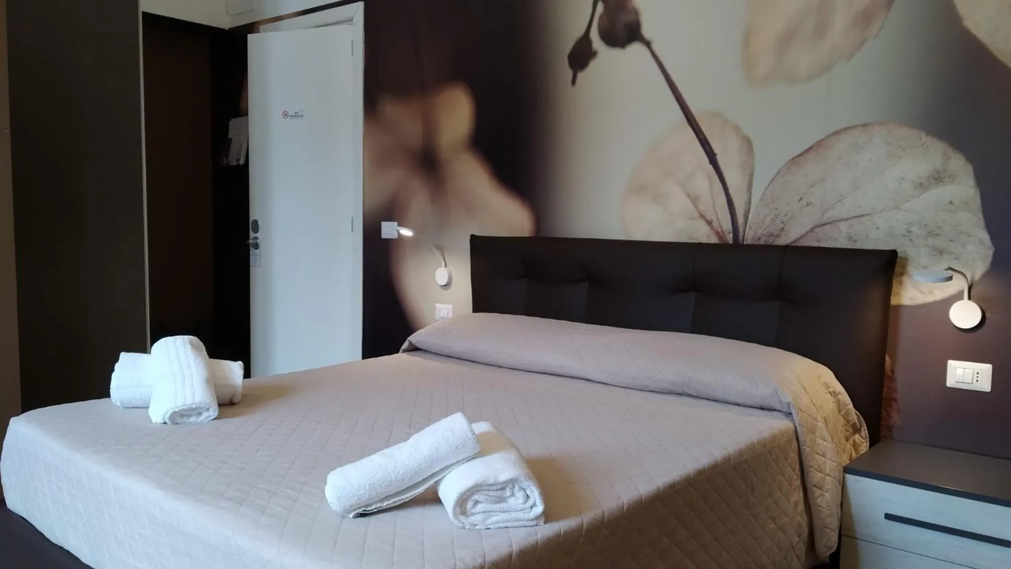 Bed in CconfortHotels Central Rooms