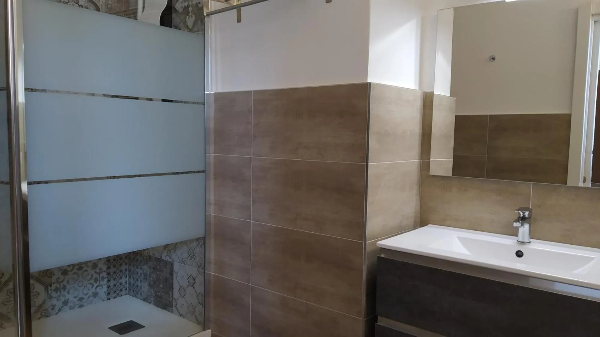 Shower in CconfortHotels Central Rooms