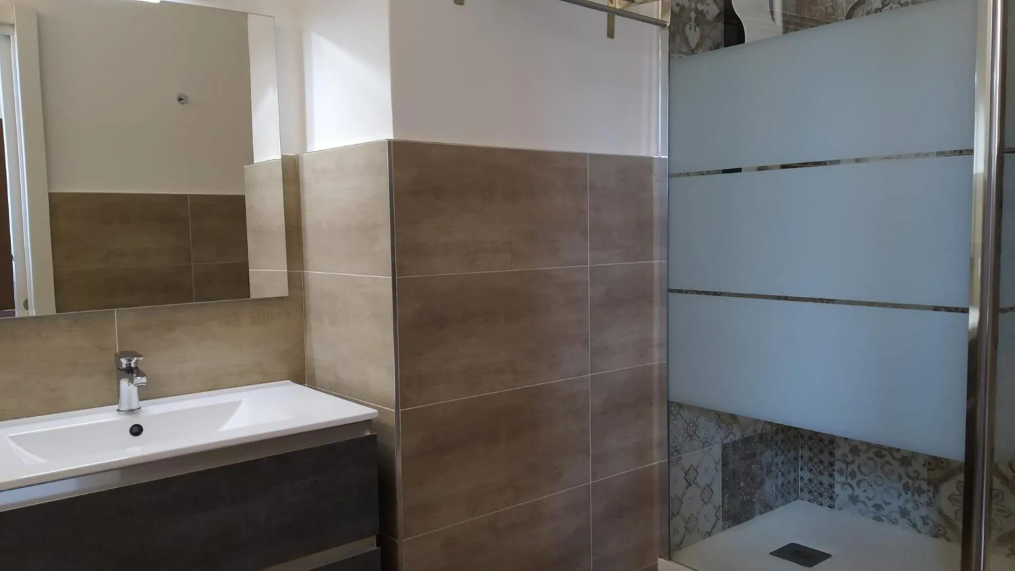 Bathroom in CconfortHotels Central Rooms