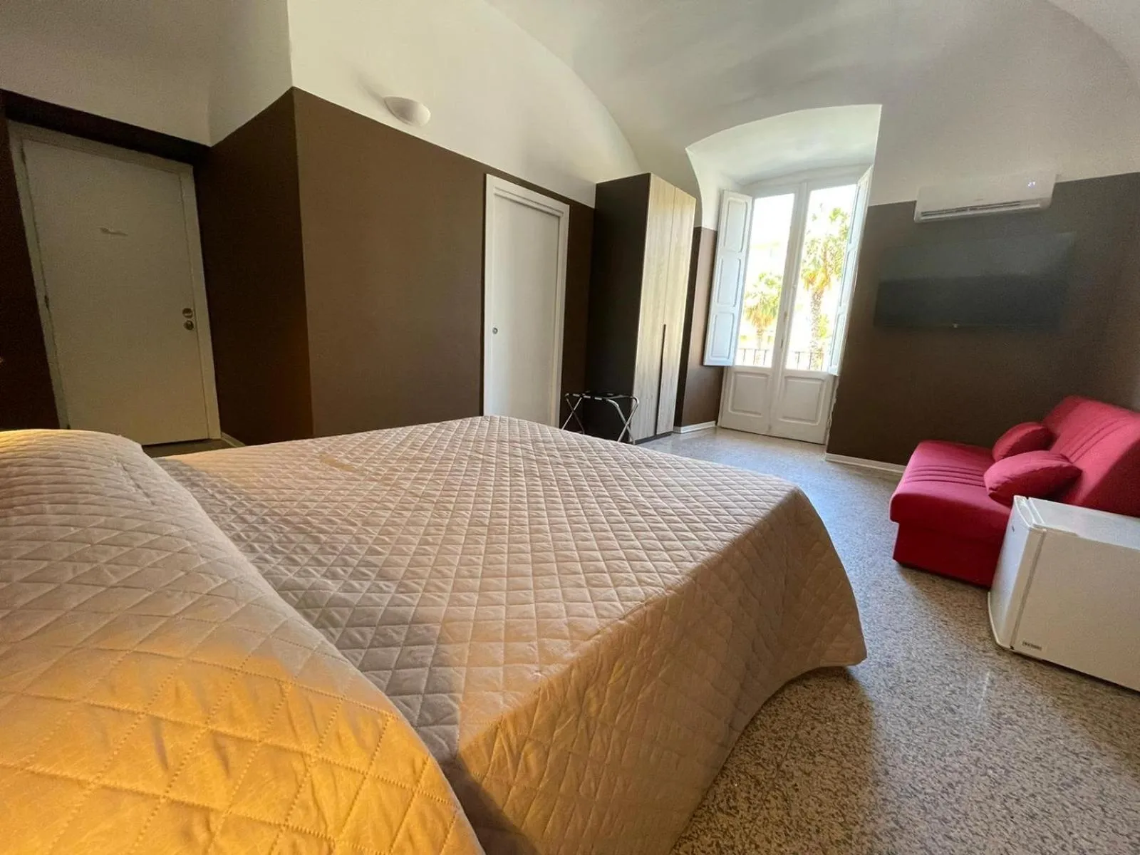 Bed in CconfortHotels Central Rooms