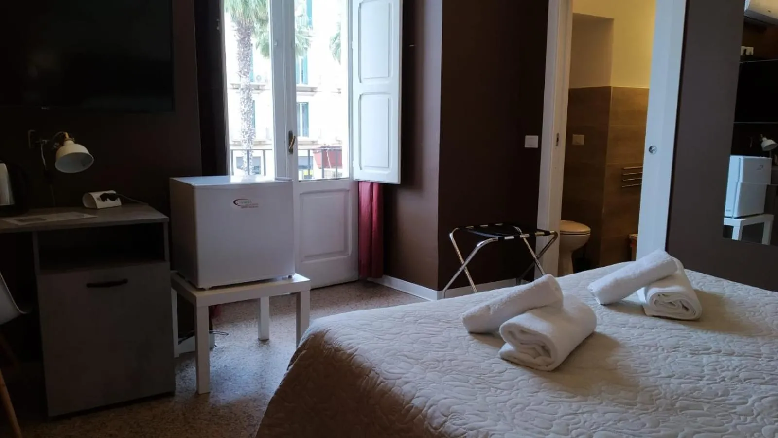Bed in CconfortHotels Central Rooms
